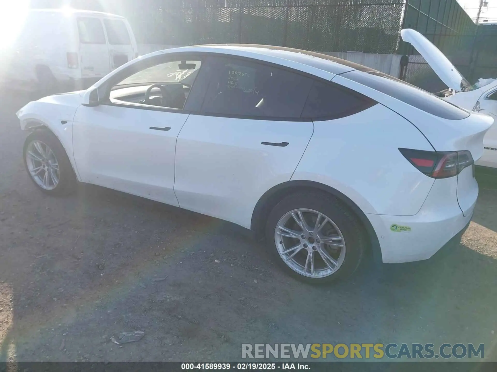 3 fotografías del automóvil dañado 5YJYGDEE4MF200185 TESLA MODEL Y 2021