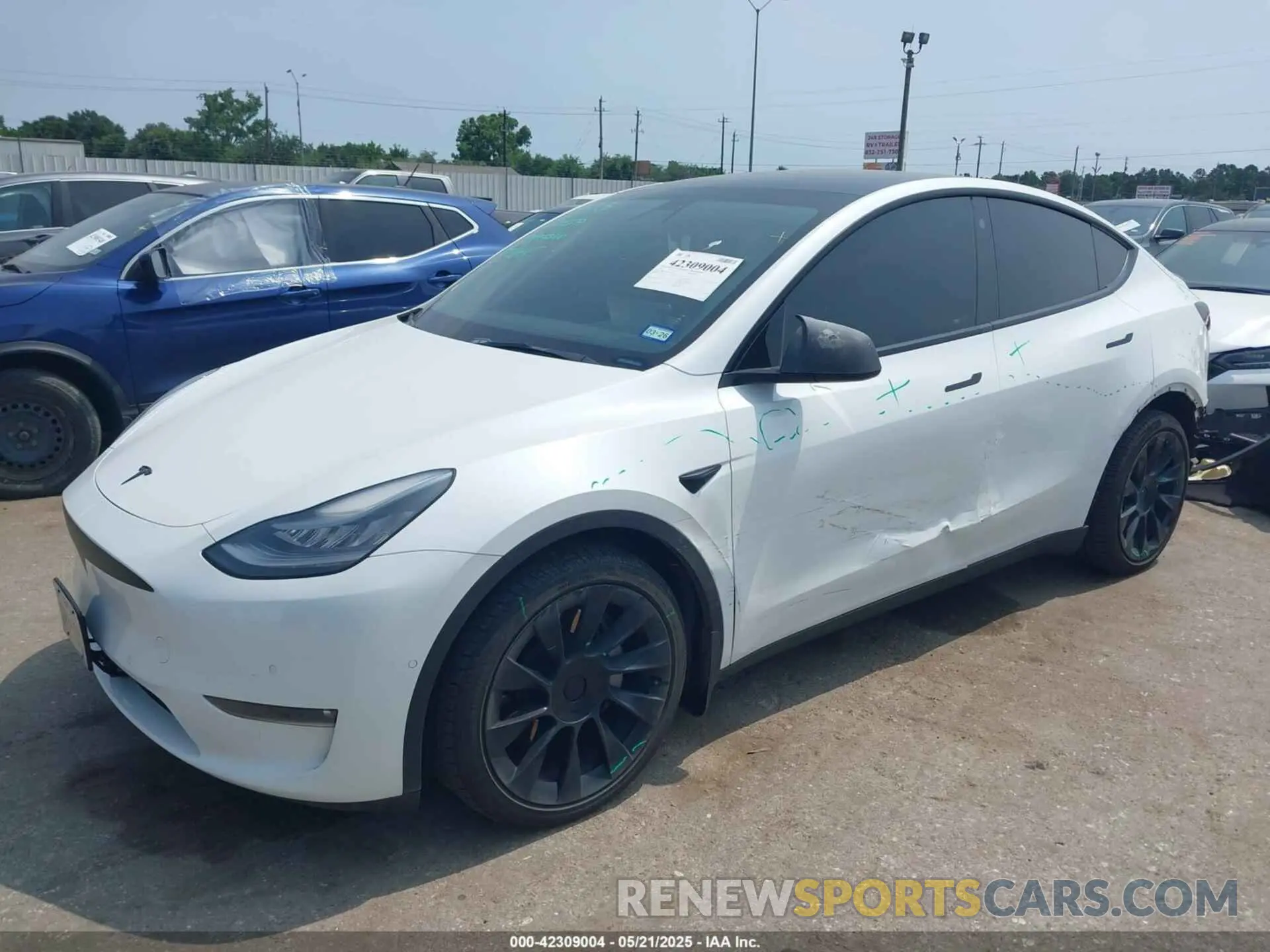 2 fotografías del automóvil dañado 5YJYGDEE5MF124010 TESLA MODEL Y 2021
