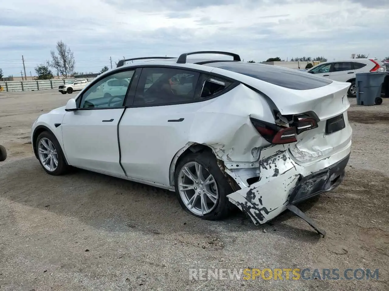 2 fotografías del automóvil dañado 5YJYGDEE5MF258600 TESLA MODEL Y 2021