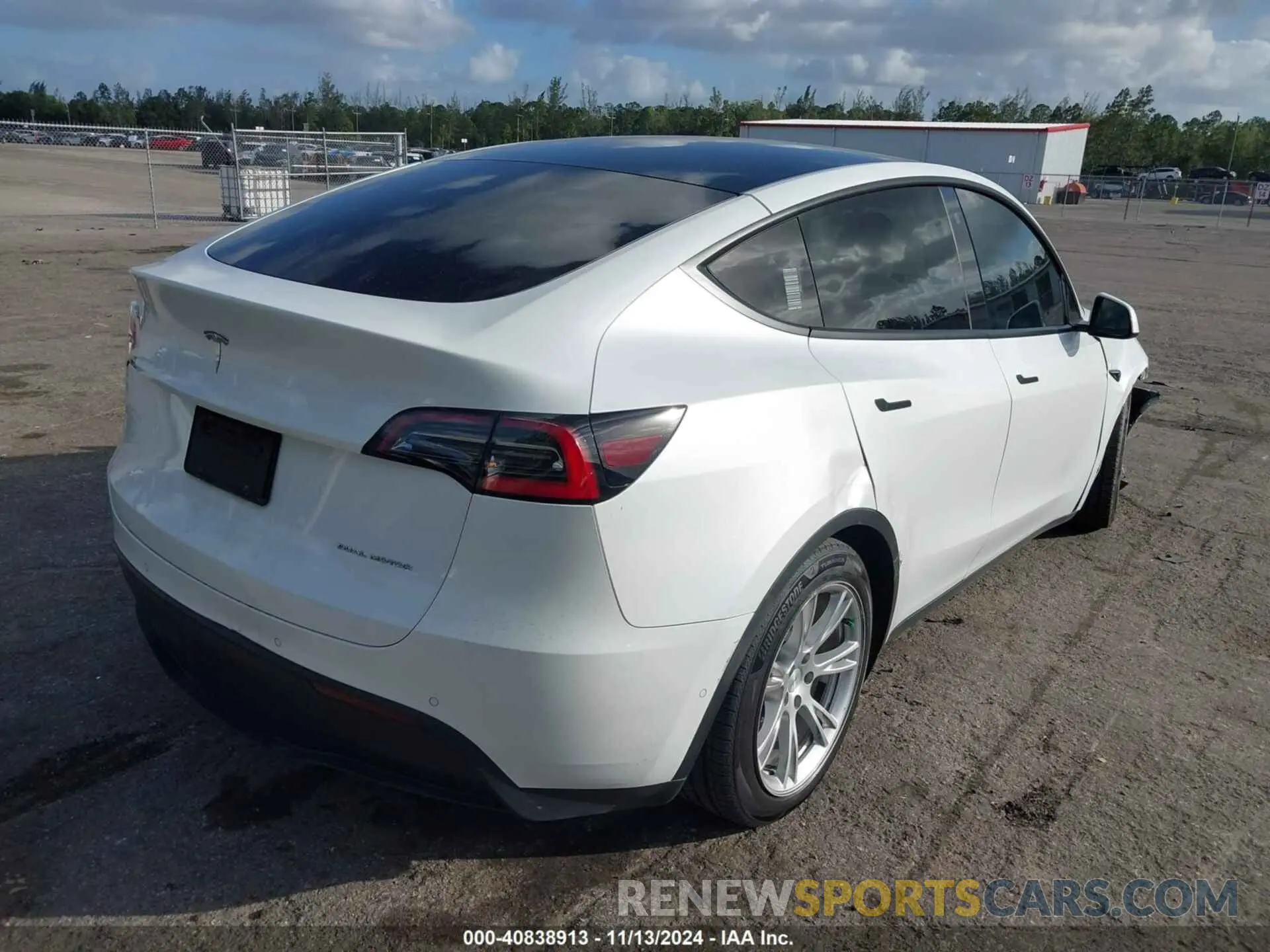 4 fotografías del automóvil dañado 5YJYGDEE6MF102873 TESLA MODEL Y 2021