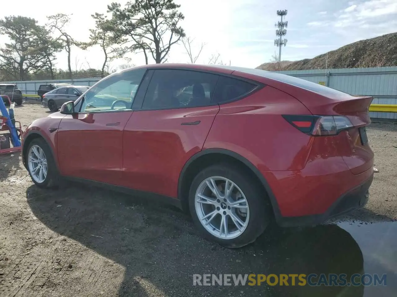 2 fotografías del automóvil dañado 5YJYGDEE6MF258475 TESLA MODEL Y 2021