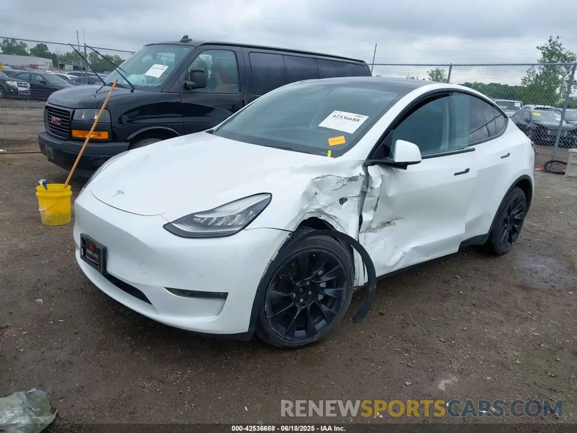 2 fotografías del automóvil dañado 5YJYGDEE8MF068886 TESLA MODEL Y 2021
