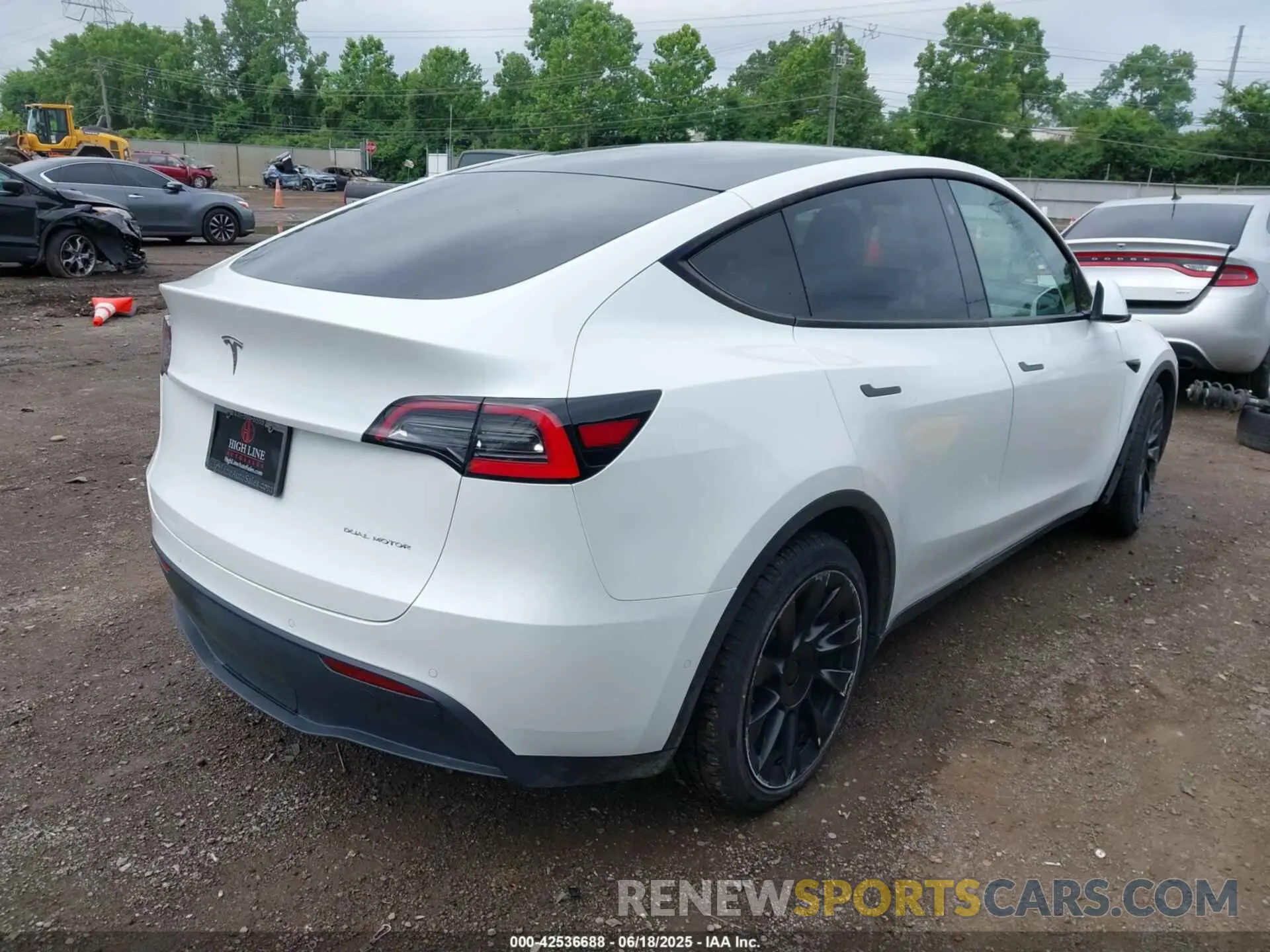 4 fotografías del automóvil dañado 5YJYGDEE8MF068886 TESLA MODEL Y 2021