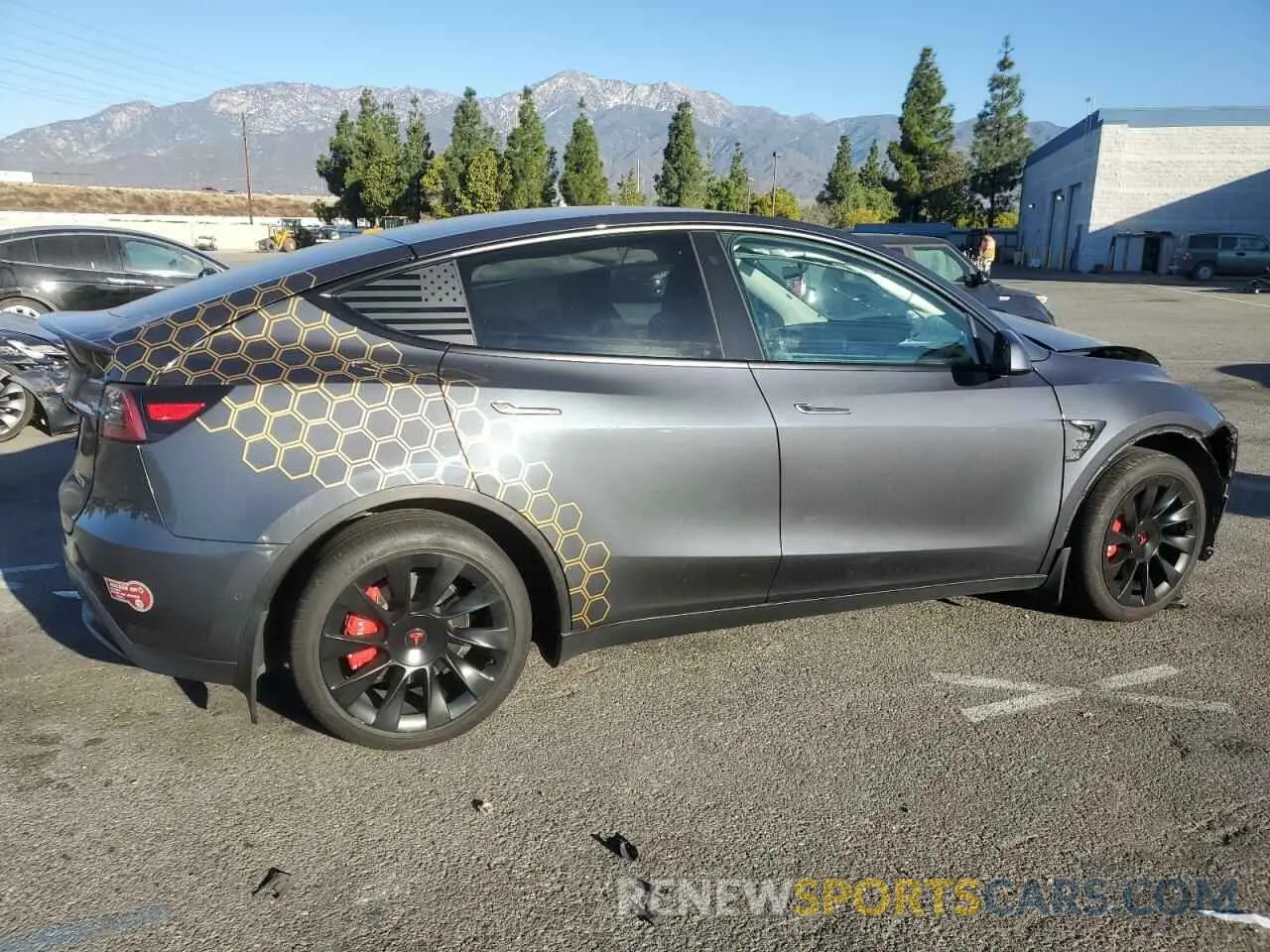 3 fotografías del automóvil dañado 5YJYGDEE8MF181124 TESLA MODEL Y 2021