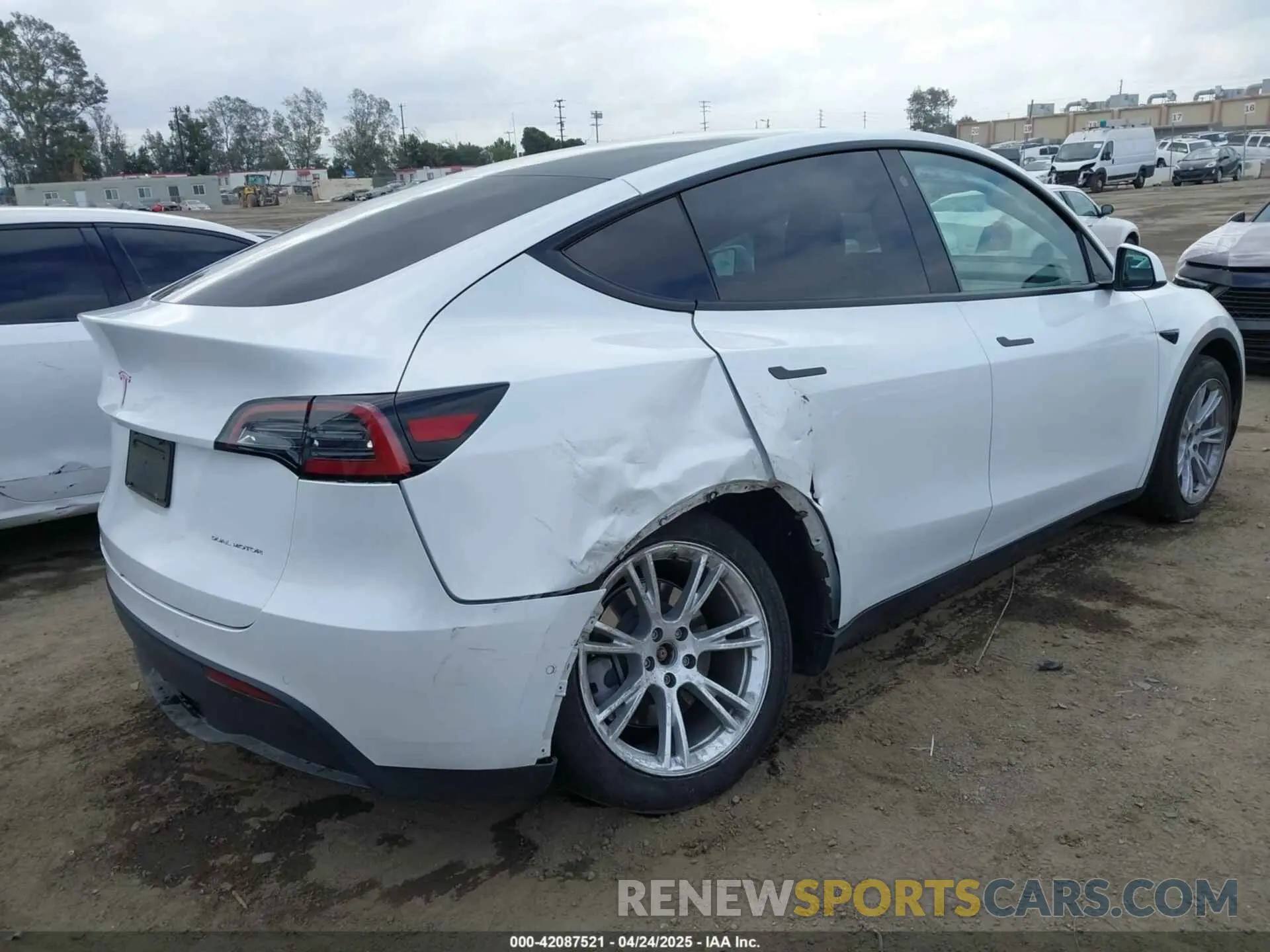 4 fotografías del automóvil dañado 5YJYGDEE8MF199686 TESLA MODEL Y 2021