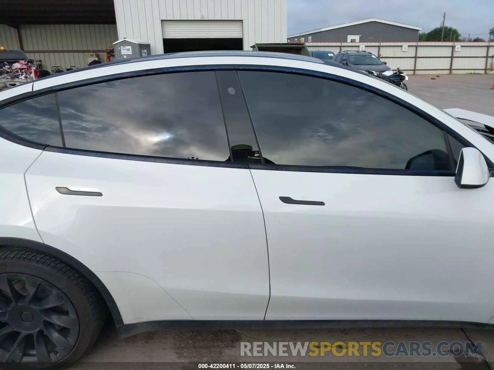 13 fotografías del automóvil dañado 5YJYGDEE8MF266075 TESLA MODEL Y 2021