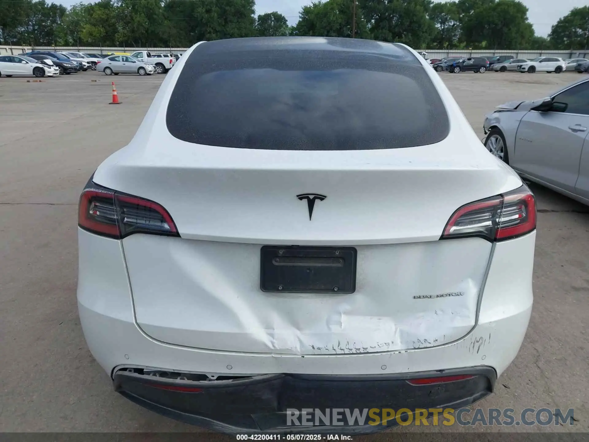16 fotografías del automóvil dañado 5YJYGDEE8MF266075 TESLA MODEL Y 2021