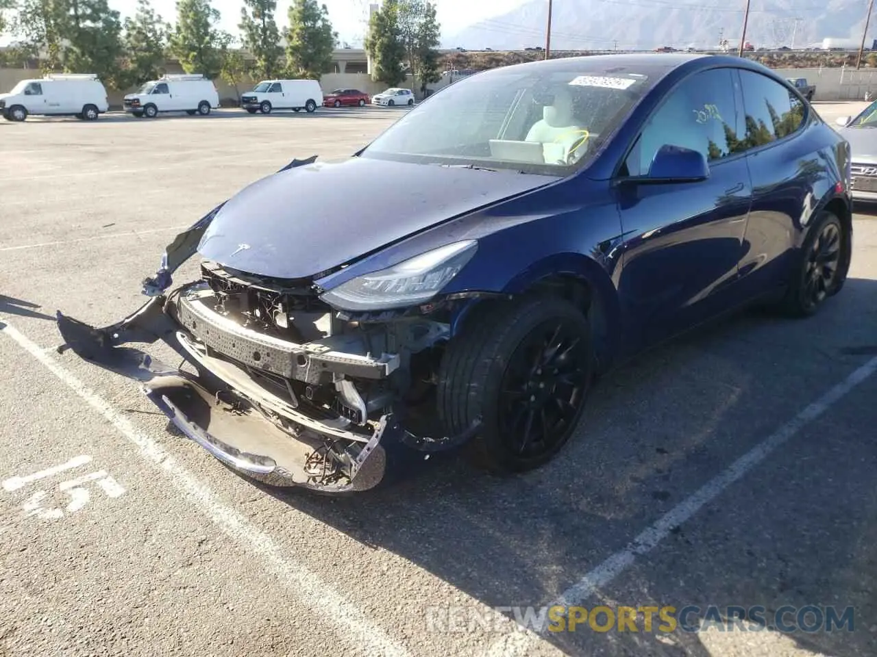 2 fotografías del automóvil dañado 5YJYGDEE8MF266996 TESLA MODEL Y 2021