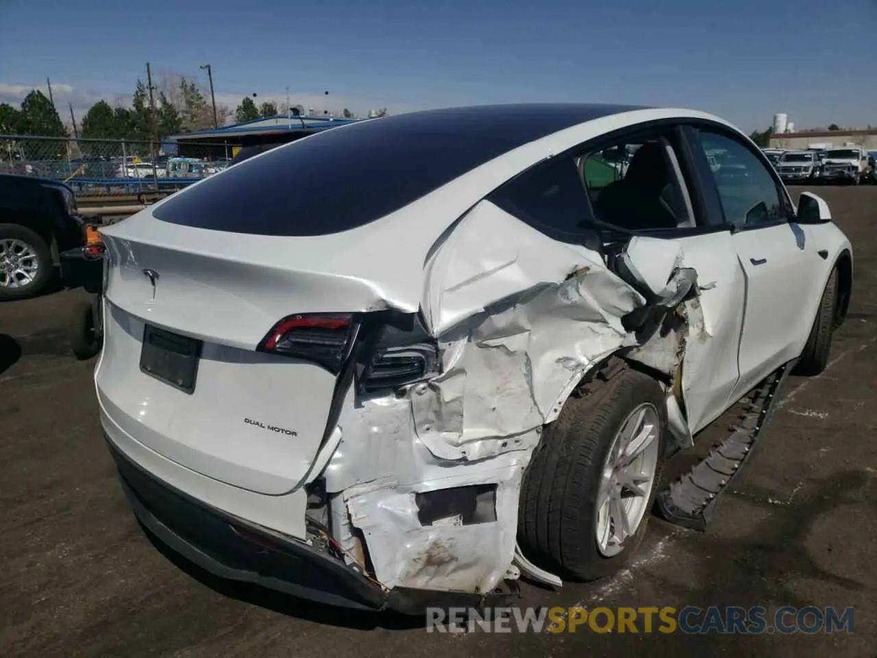 4 fotografías del automóvil dañado 5YJYGDEE8MF269381 TESLA MODEL Y 2021