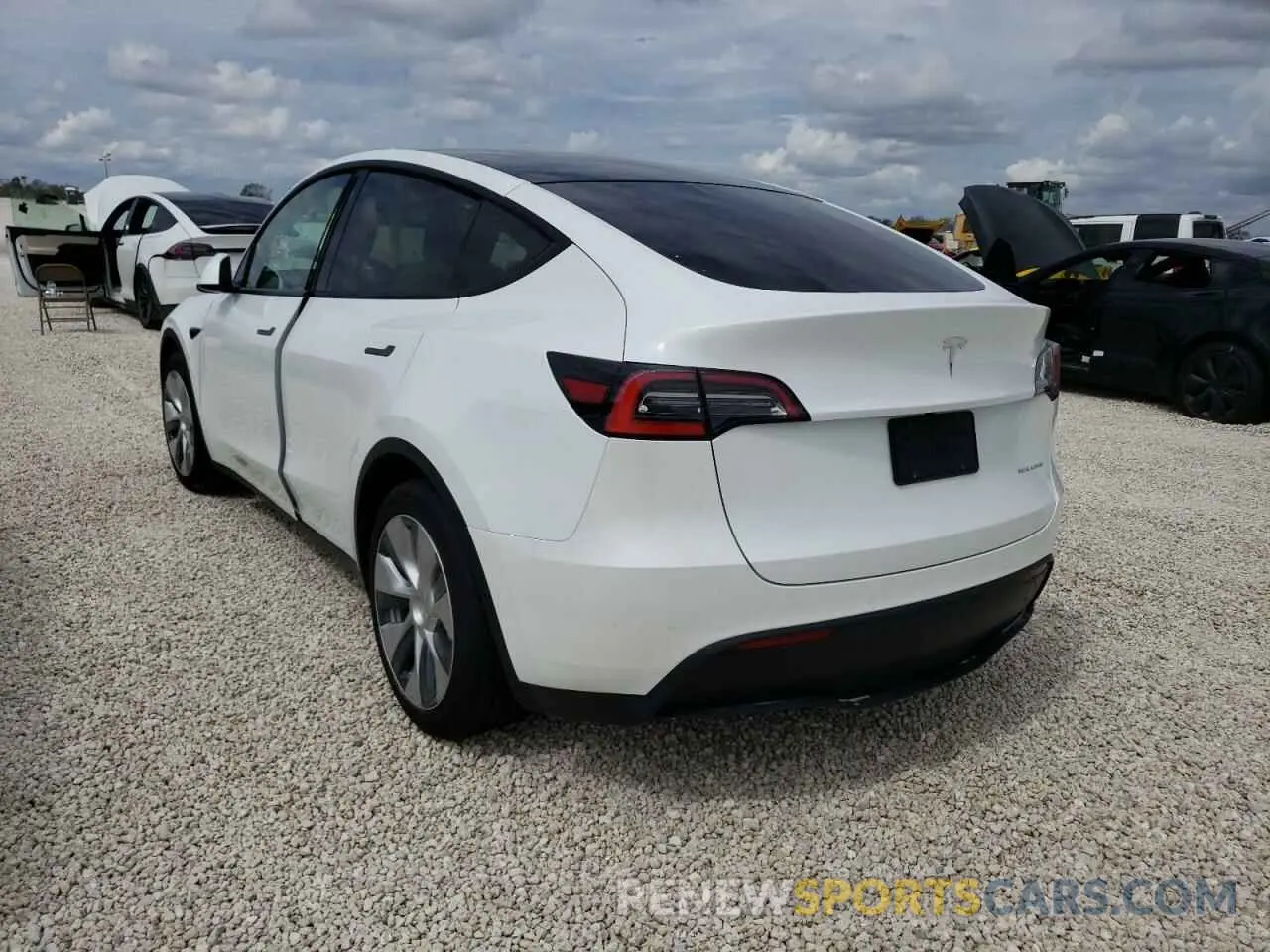 3 fotografías del automóvil dañado 5YJYGDEE9MF069223 TESLA MODEL Y 2021