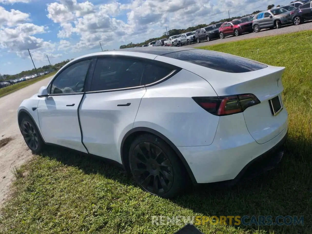2 fotografías del automóvil dañado 5YJYGDEE9MF074647 TESLA MODEL Y 2021
