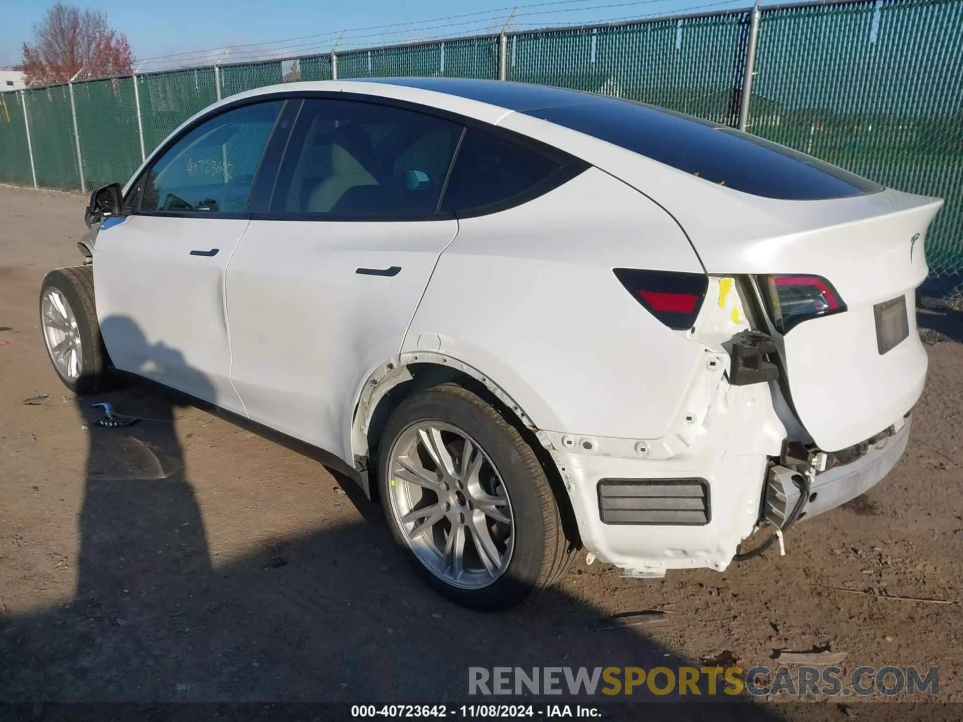 3 fotografías del automóvil dañado 5YJYGDEEXMF098665 TESLA MODEL Y 2021