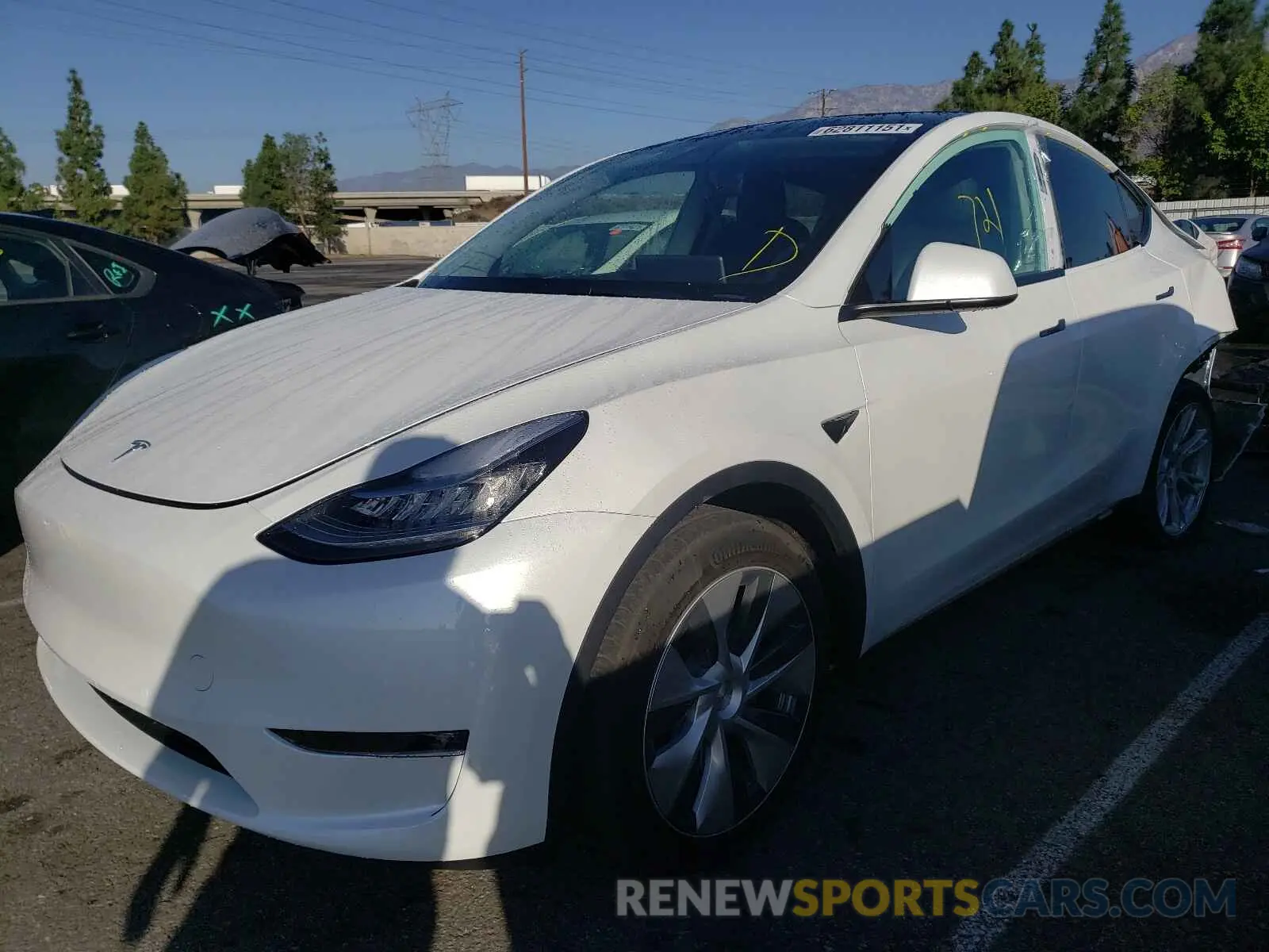 2 fotografías del automóvil dañado 5YJYGDEEXMF273481 TESLA MODEL Y 2021