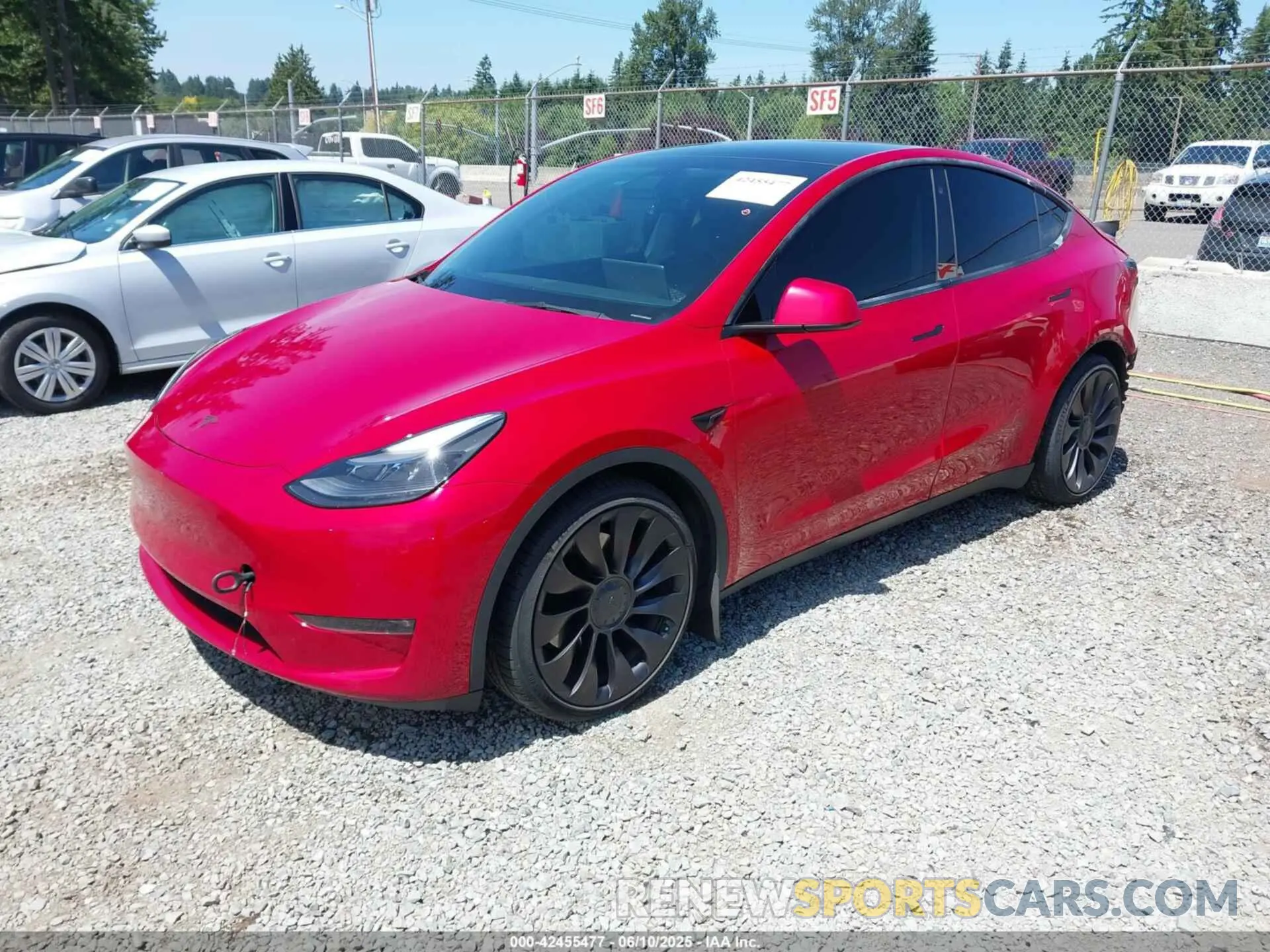 2 fotografías del automóvil dañado 5YJYGDEF0MF268010 TESLA MODEL Y 2021