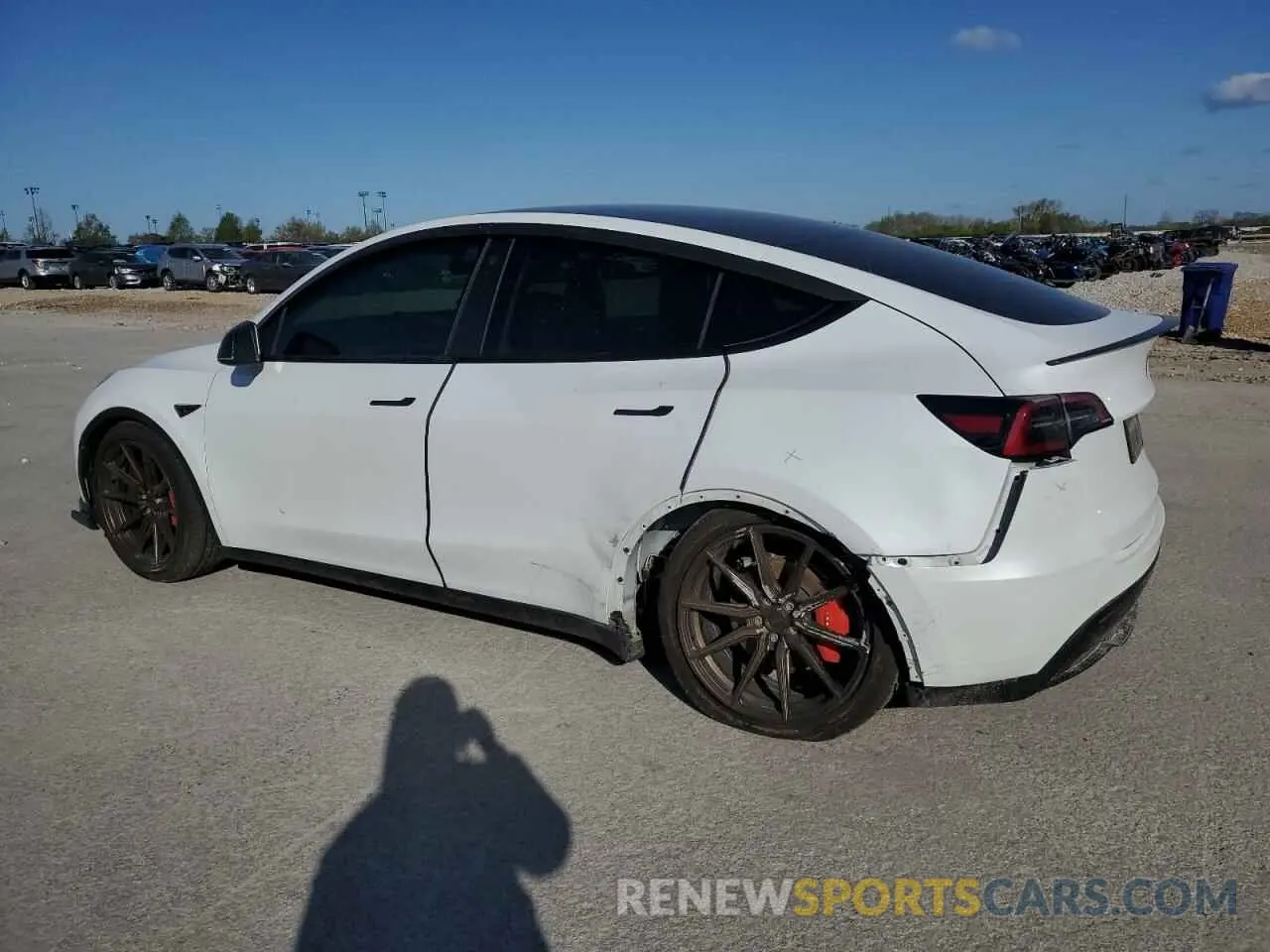 2 fotografías del automóvil dañado 5YJYGDEF3MF262878 TESLA MODEL Y 2021