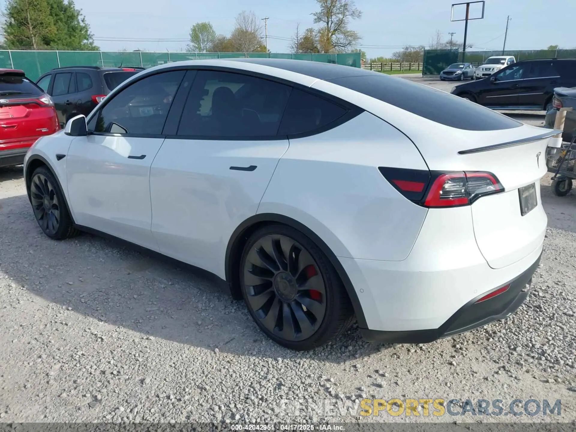 3 fotografías del automóvil dañado 5YJYGDEFXMF240246 TESLA MODEL Y 2021
