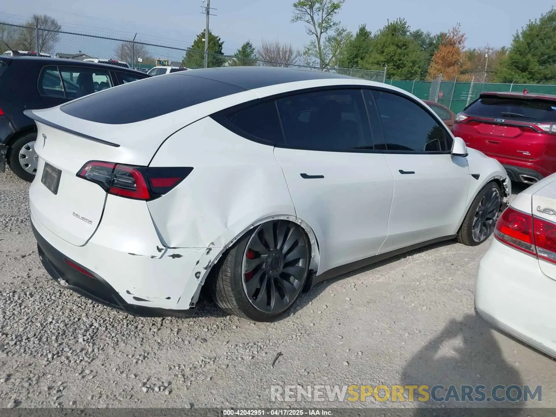 4 fotografías del automóvil dañado 5YJYGDEFXMF240246 TESLA MODEL Y 2021