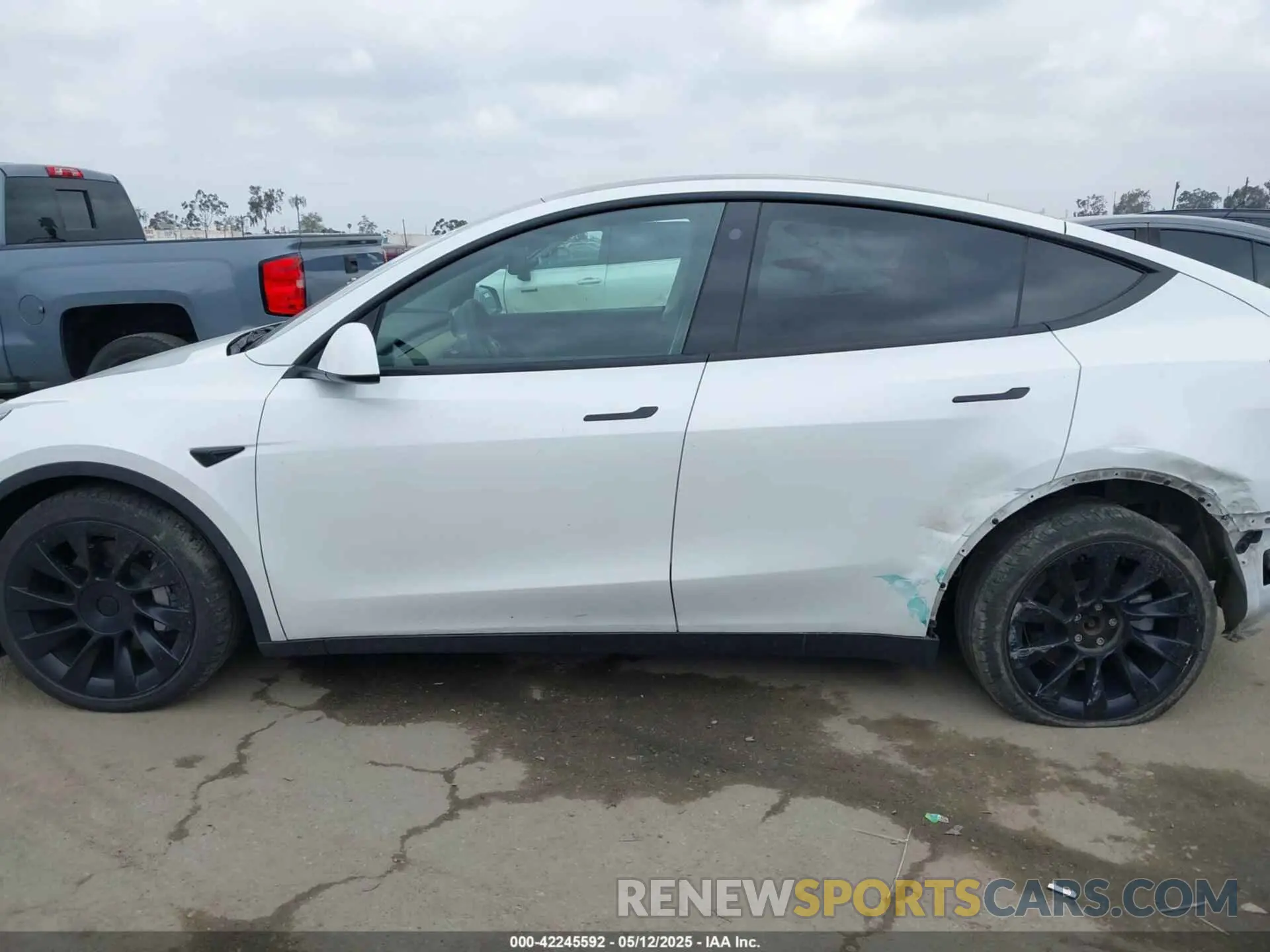 15 fotografías del automóvil dañado 7SAYGAEE1NF402341 TESLA MODEL Y 2022