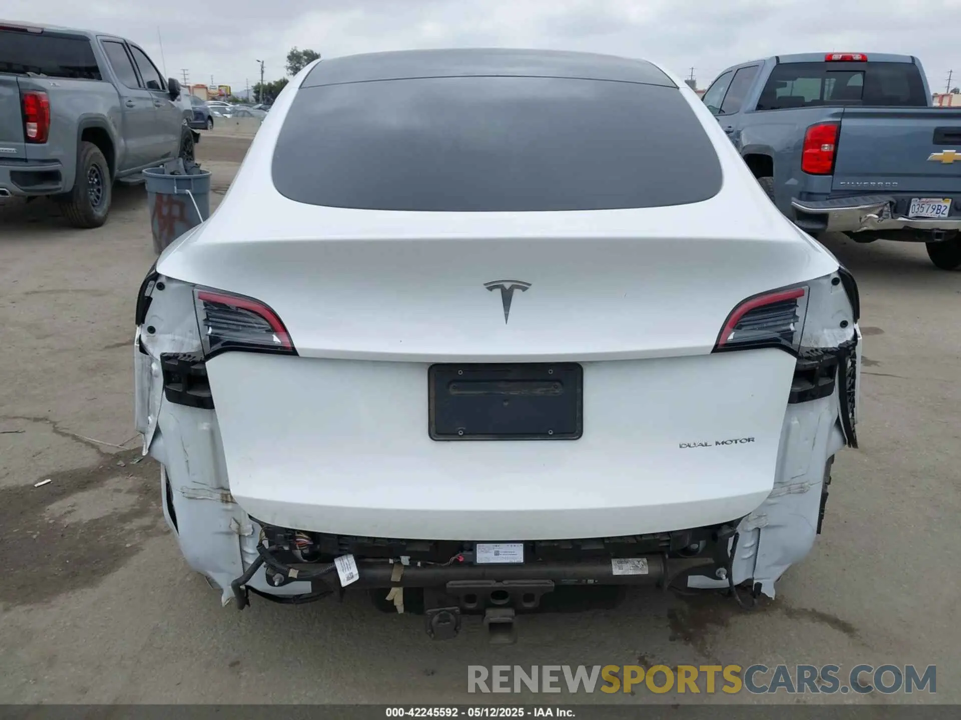 17 fotografías del automóvil dañado 7SAYGAEE1NF402341 TESLA MODEL Y 2022