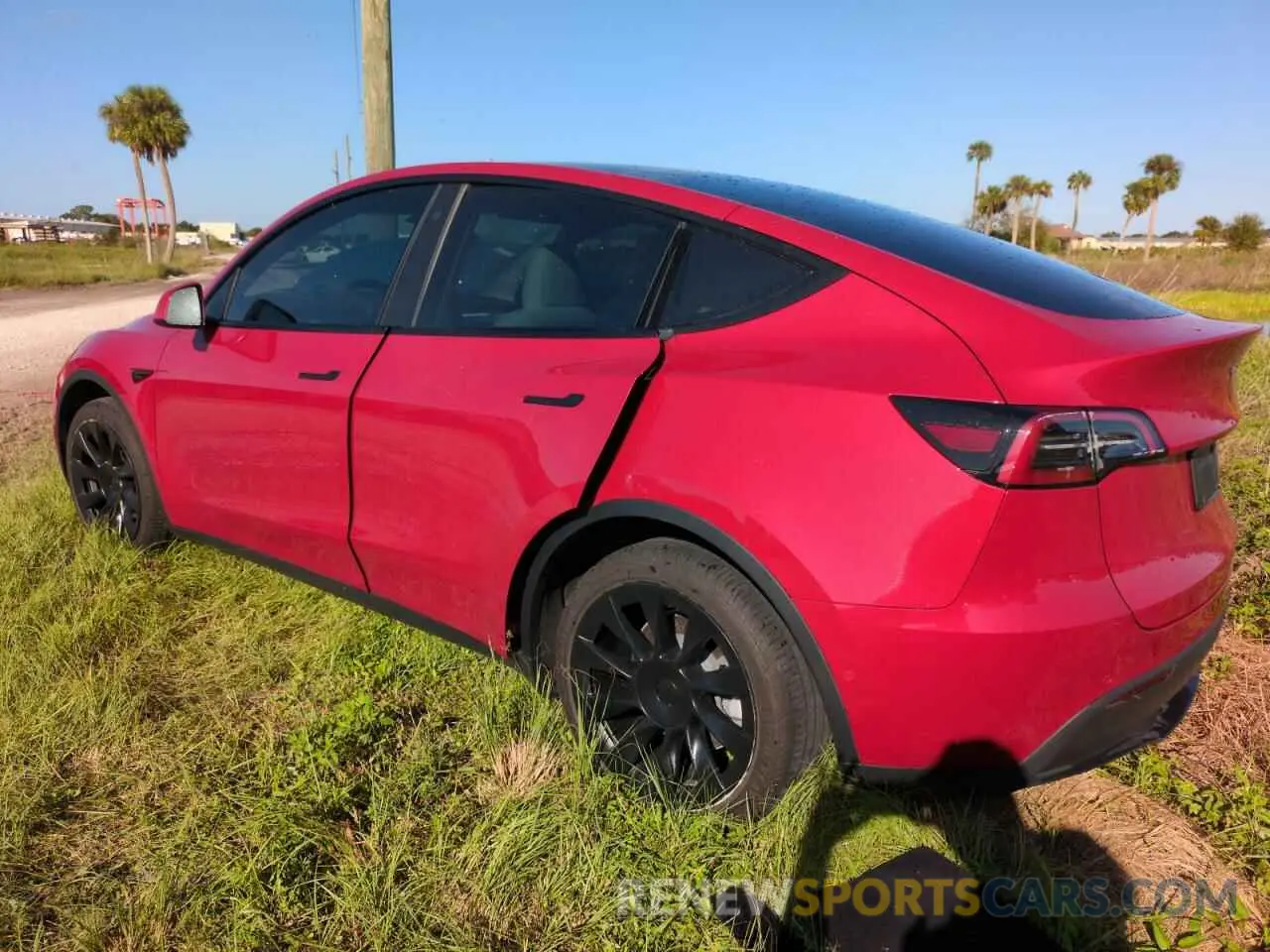 2 fotografías del automóvil dañado 7SAYGAEE1NF538081 TESLA MODEL Y 2022