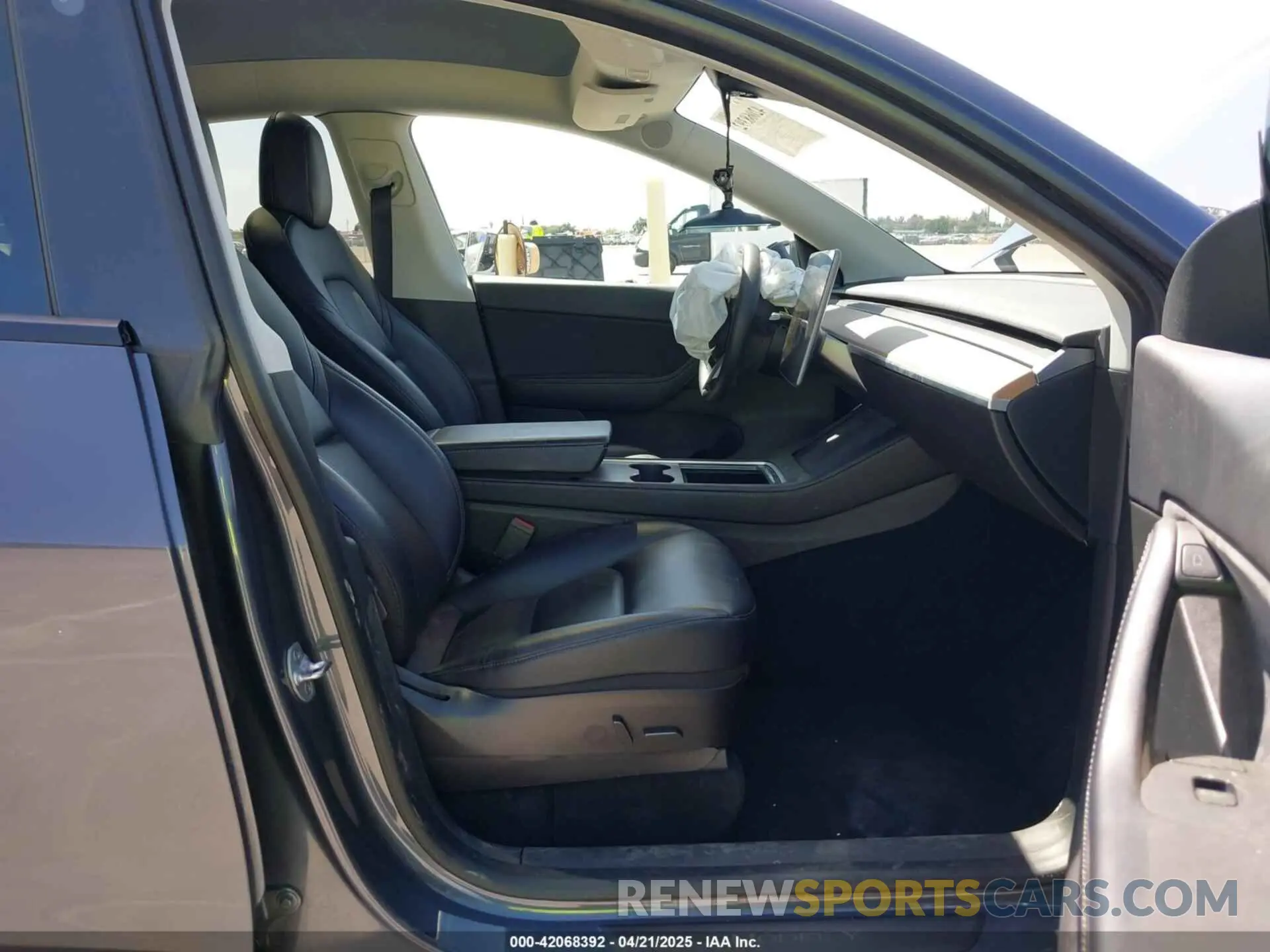 5 fotografías del automóvil dañado 7SAYGAEE4NF341230 TESLA MODEL Y 2022