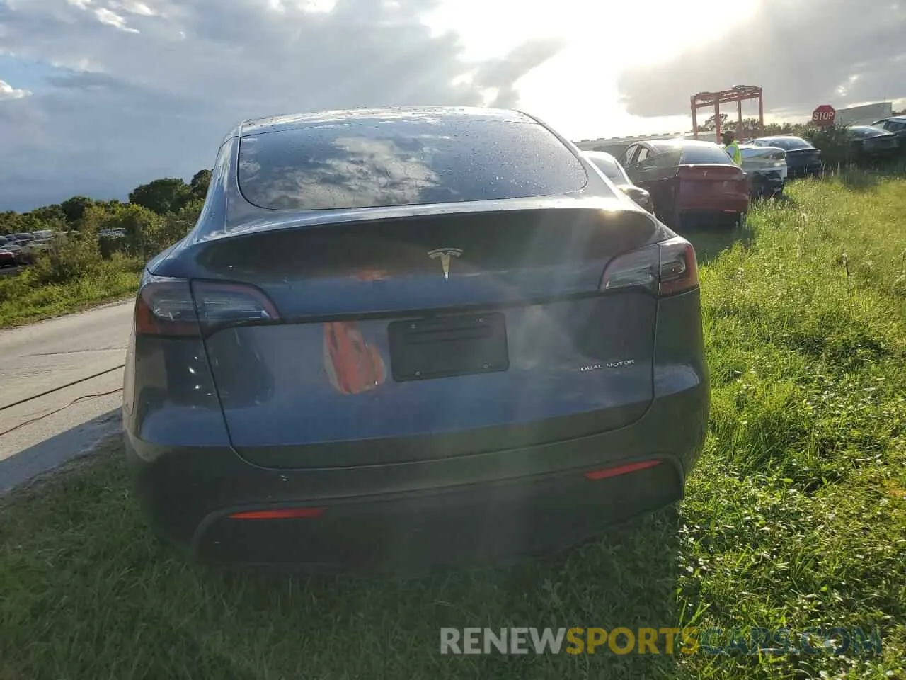 6 fotografías del automóvil dañado 7SAYGAEE6NF576132 TESLA MODEL Y 2022