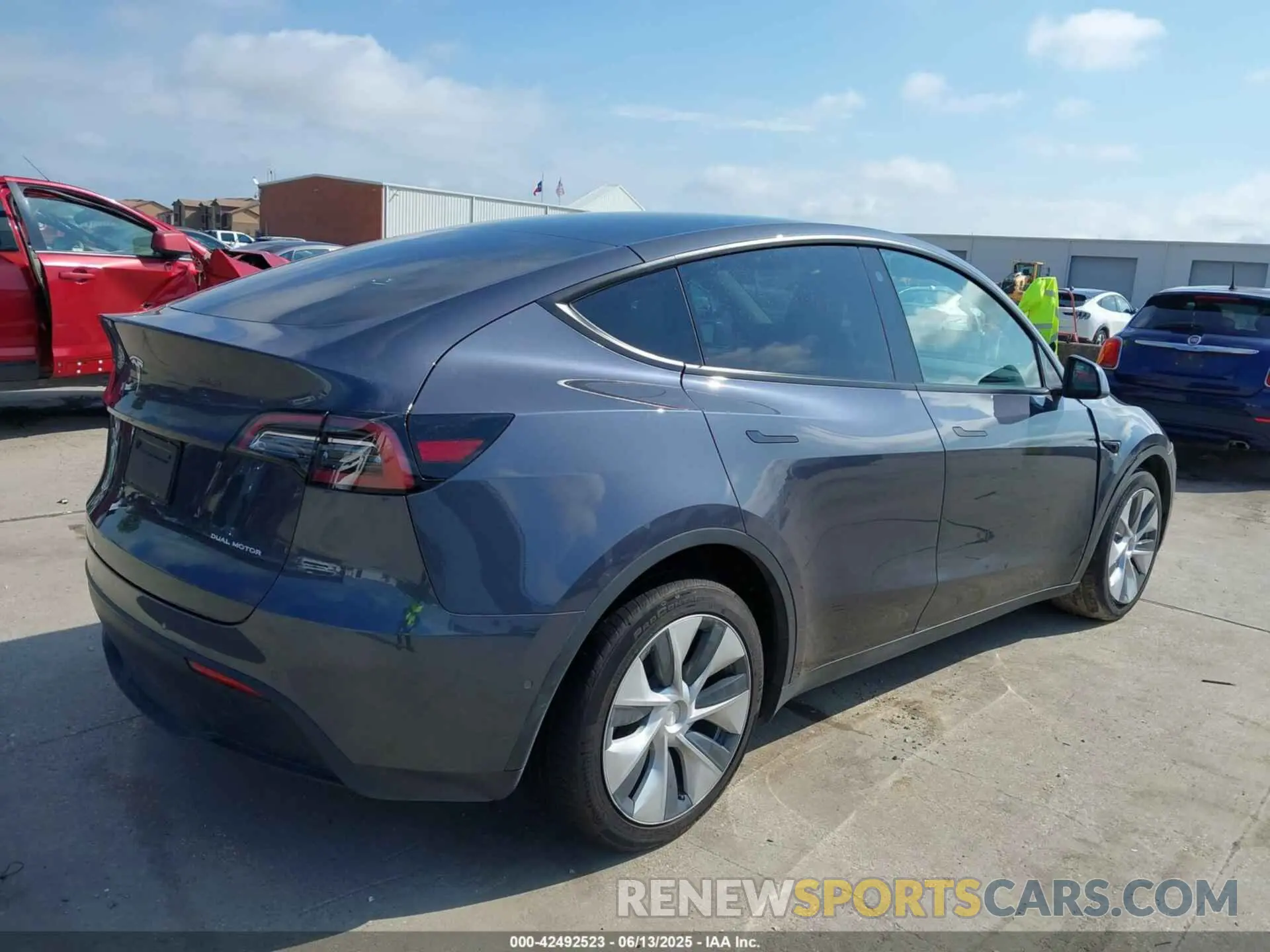 4 fotografías del automóvil dañado 7SAYGAEE7NF389319 TESLA MODEL Y 2022