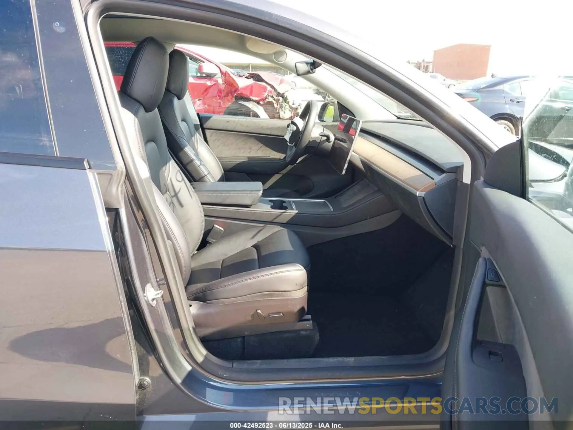 5 fotografías del automóvil dañado 7SAYGAEE7NF389319 TESLA MODEL Y 2022