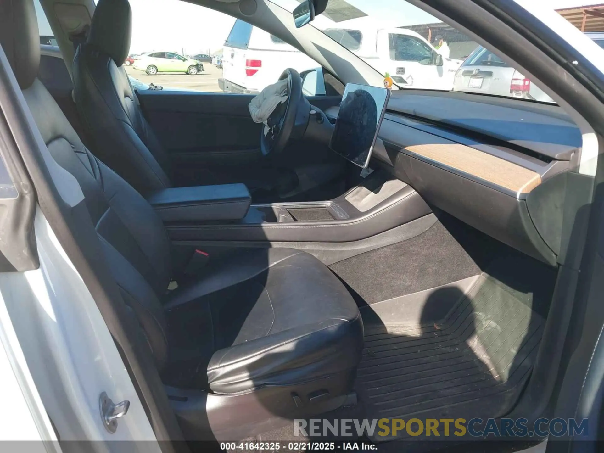 5 fotografías del automóvil dañado 7SAYGAEE8NF367040 TESLA MODEL Y 2022