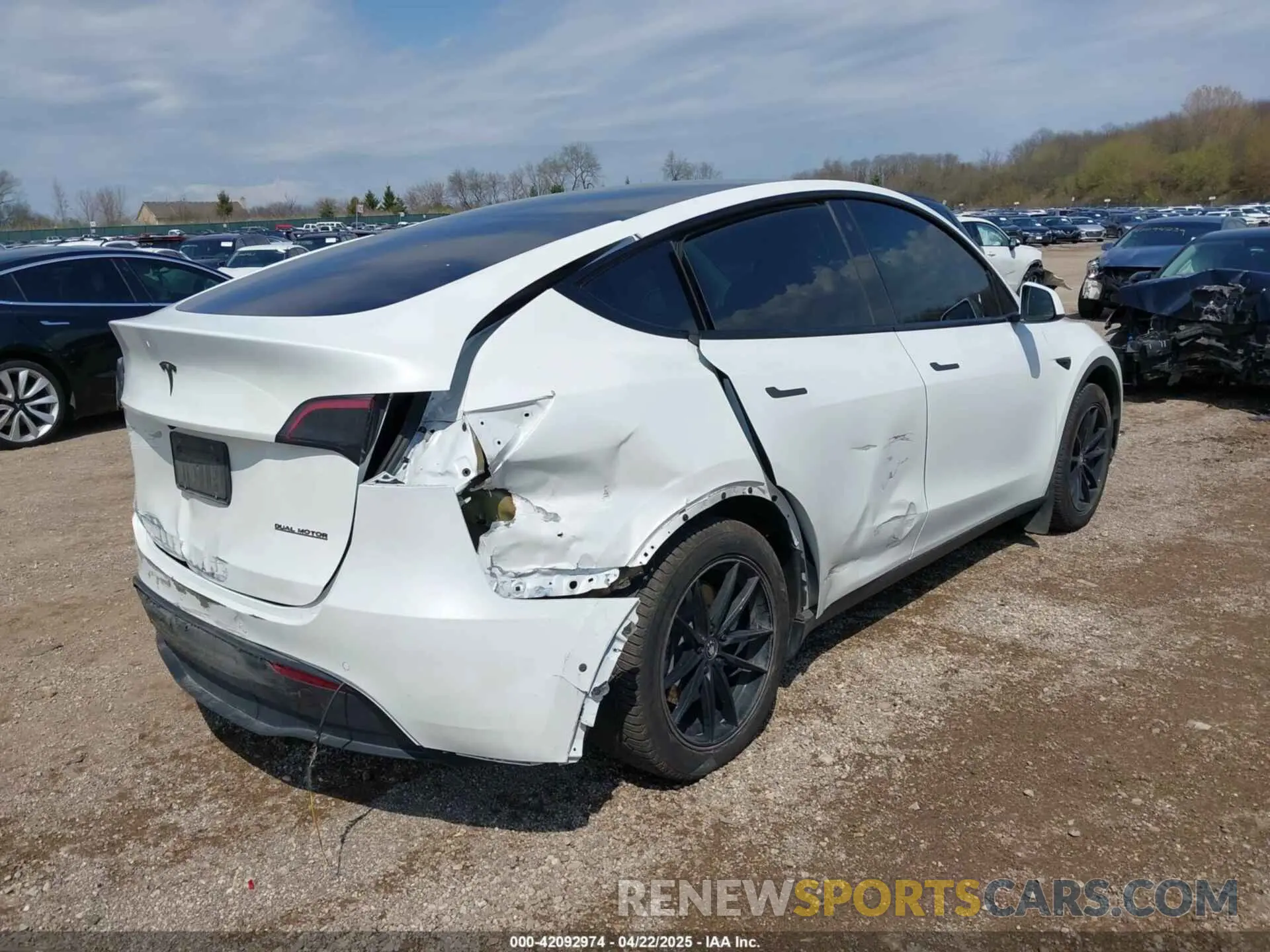 4 fotografías del automóvil dañado 7SAYGAEE8NF547845 TESLA MODEL Y 2022