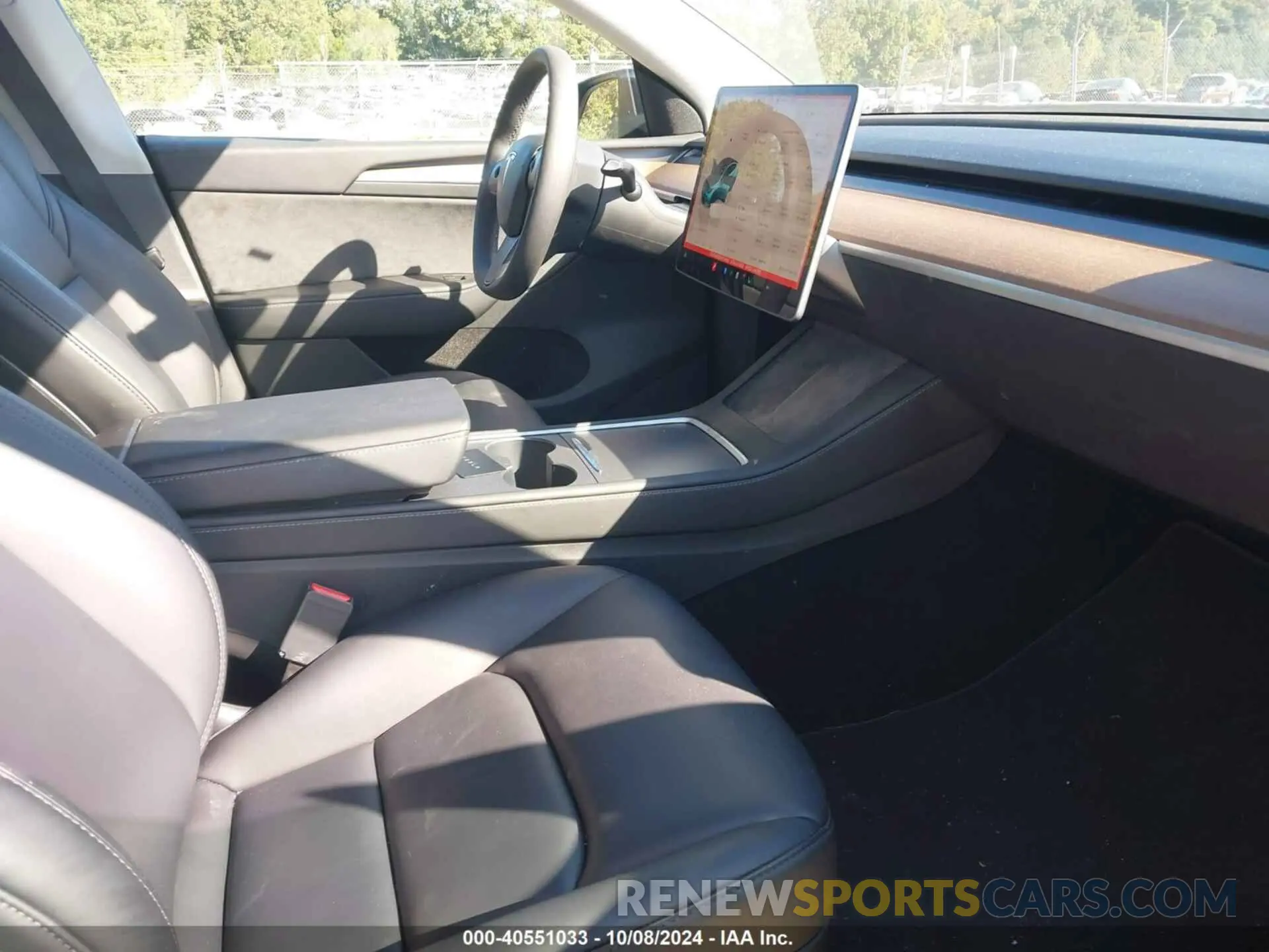 5 fotografías del automóvil dañado 7SAYGAEE8NF574463 TESLA MODEL Y 2022