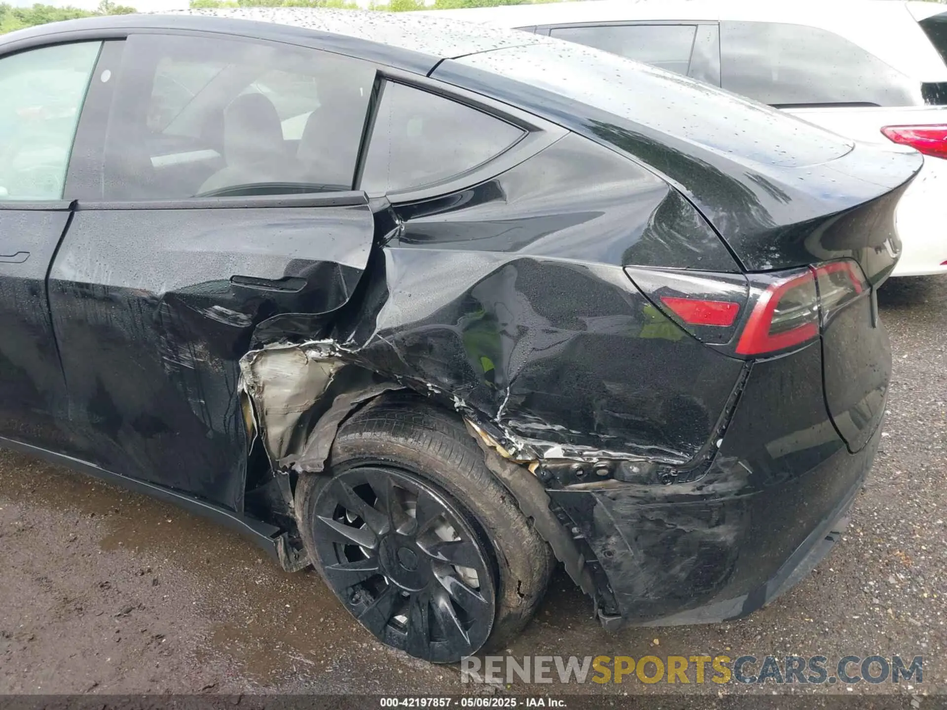 6 fotografías del automóvil dañado 7SAYGAEE9NF464960 TESLA MODEL Y 2022
