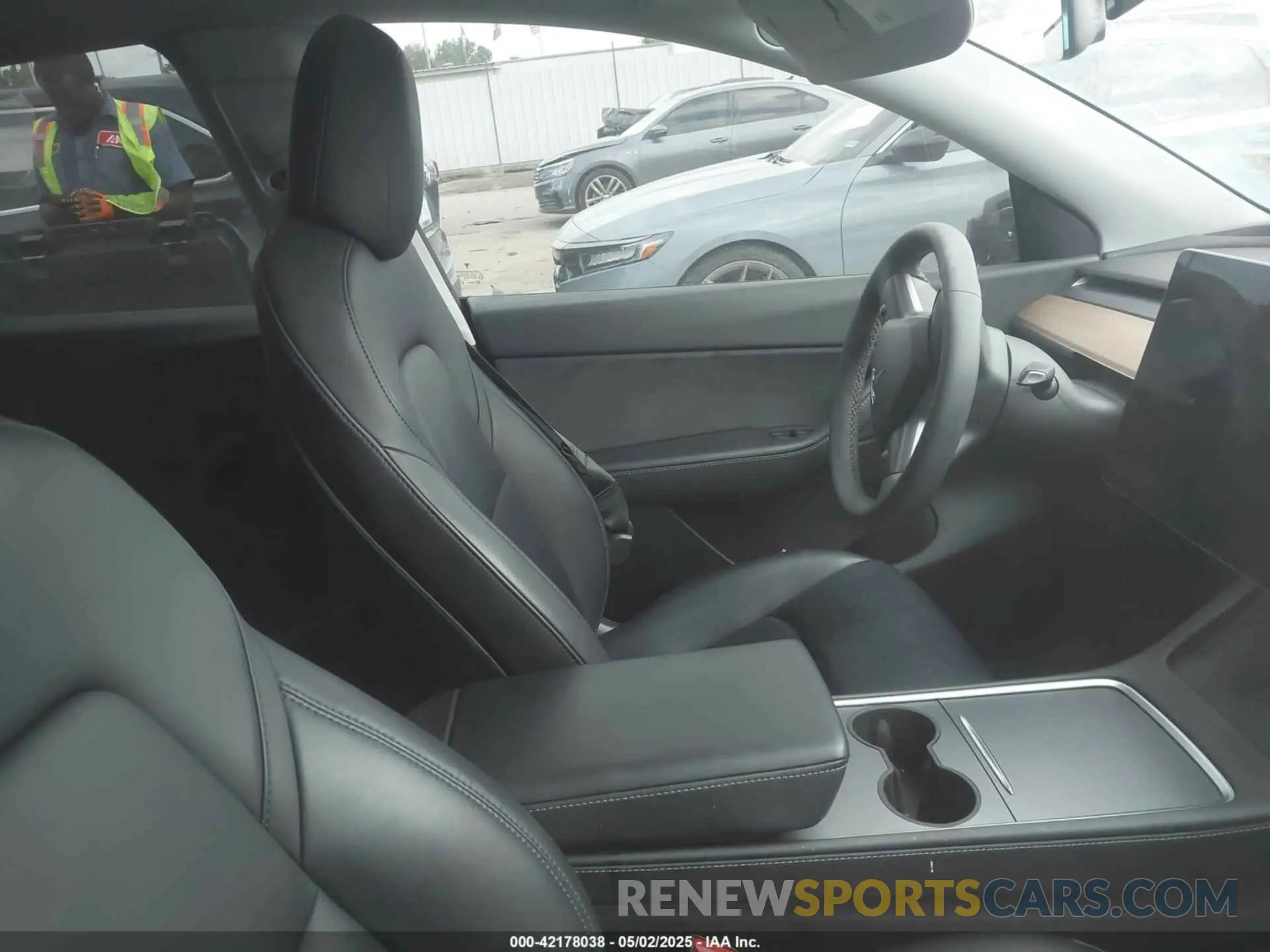 5 fotografías del automóvil dañado 7SAYGDEE0NF332610 TESLA MODEL Y 2022
