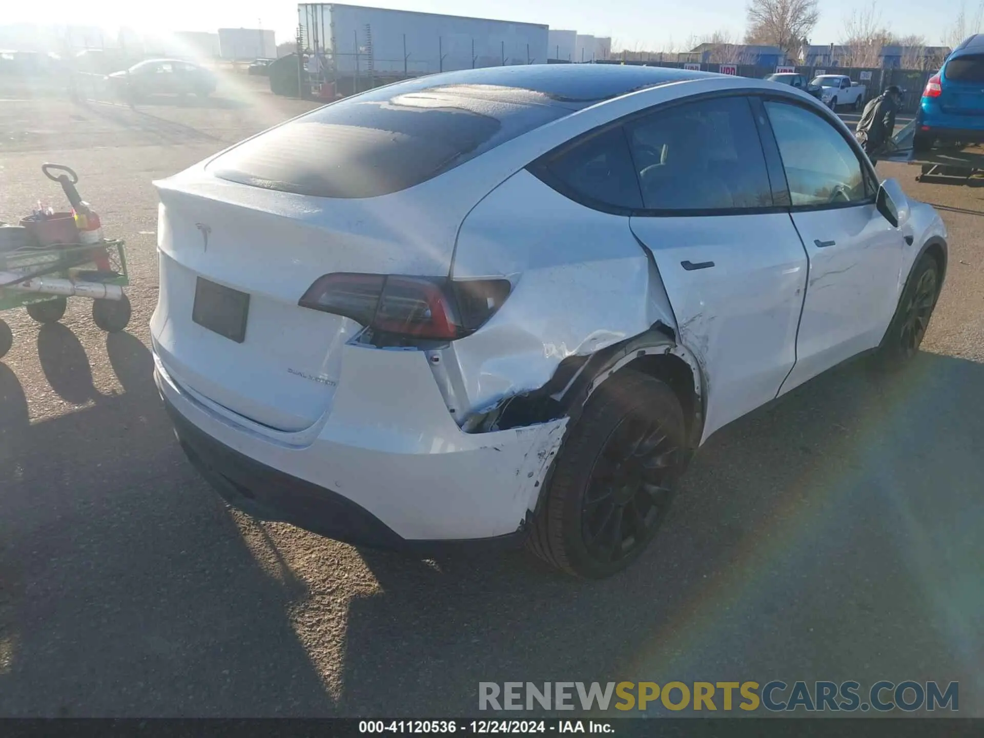 4 fotografías del automóvil dañado 7SAYGDEE5NF458073 TESLA MODEL Y 2022