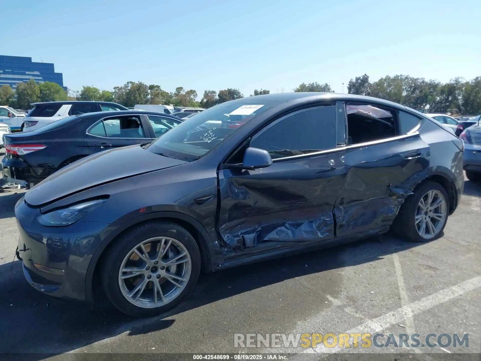 13 fotografías del automóvil dañado 7SAYGDEE5NF557900 TESLA MODEL Y 2022
