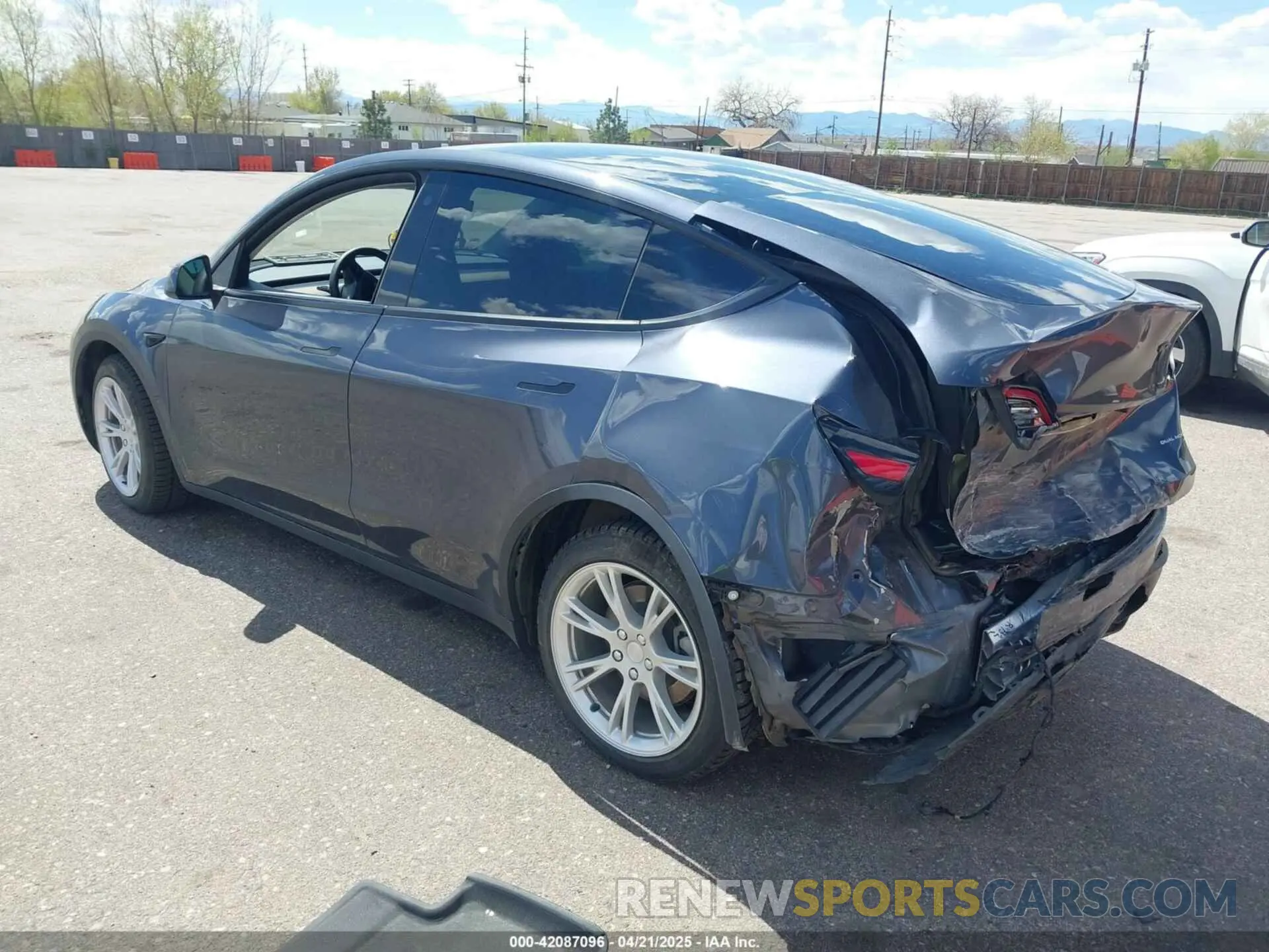 3 fotografías del automóvil dañado 7SAYGDEE7NA008860 TESLA MODEL Y 2022
