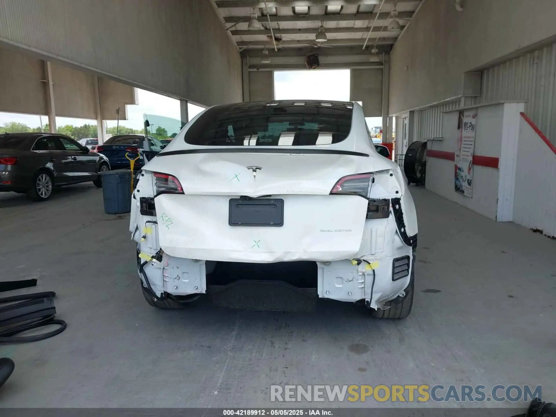 17 fotografías del automóvil dañado 7SAYGDEE7NF460942 TESLA MODEL Y 2022