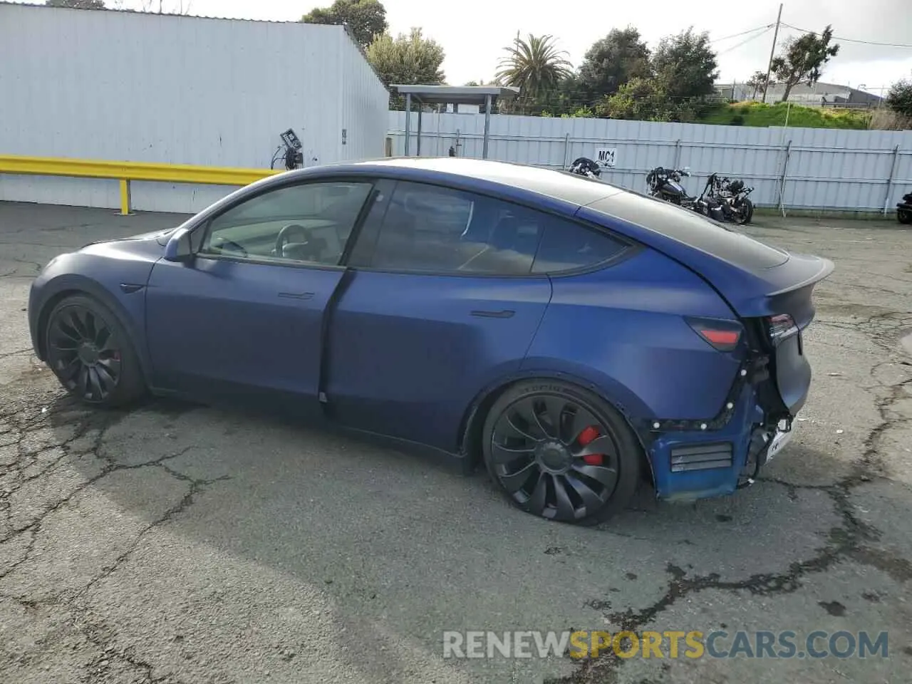 2 fotografías del automóvil dañado 7SAYGDEF1NF453235 TESLA MODEL Y 2022
