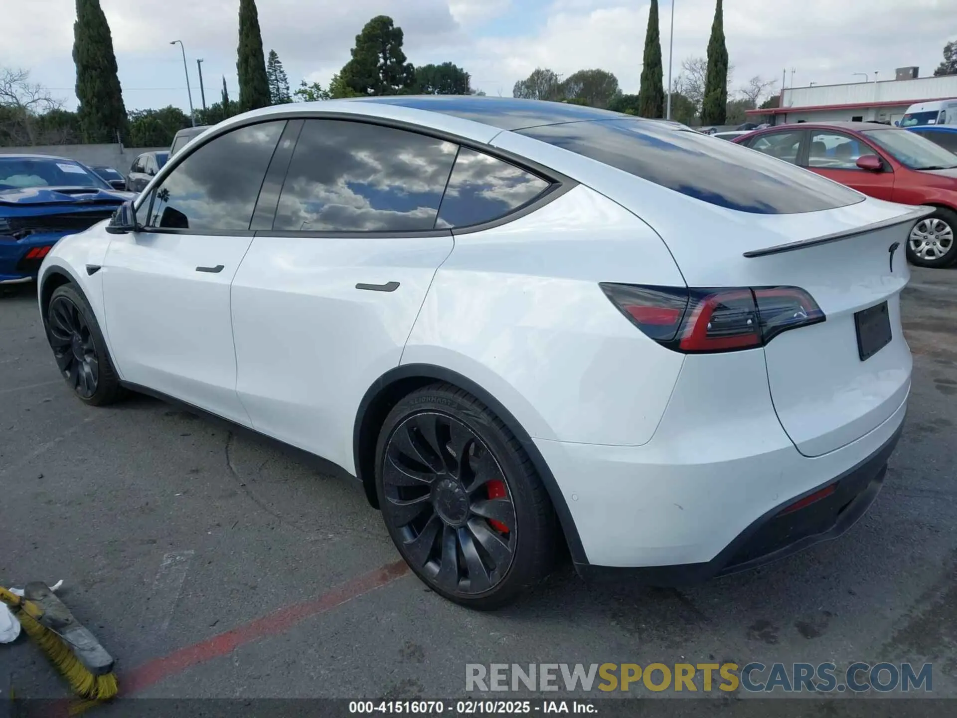 3 fotografías del automóvil dañado 7SAYGDEF1NF559572 TESLA MODEL Y 2022