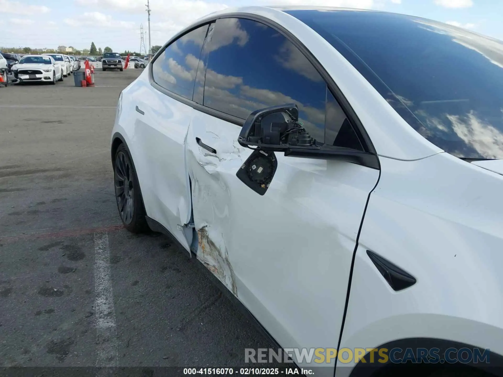 6 fotografías del automóvil dañado 7SAYGDEF1NF559572 TESLA MODEL Y 2022