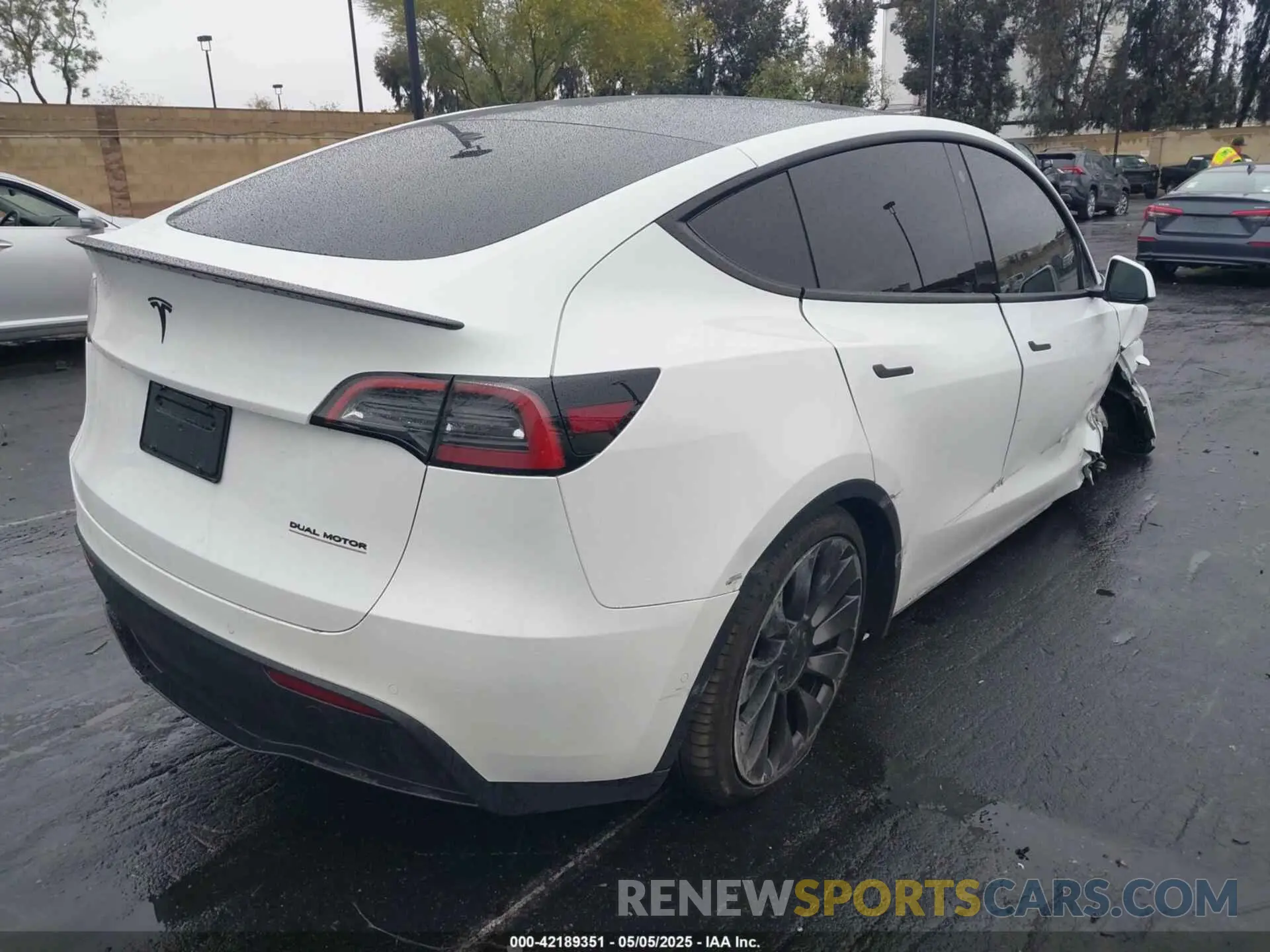 4 fotografías del automóvil dañado 7SAYGDEF4NF411416 TESLA MODEL Y 2022