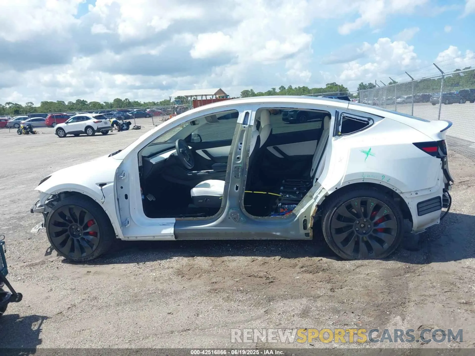 14 fotografías del automóvil dañado 7SAYGDEF5NF383111 TESLA MODEL Y 2022