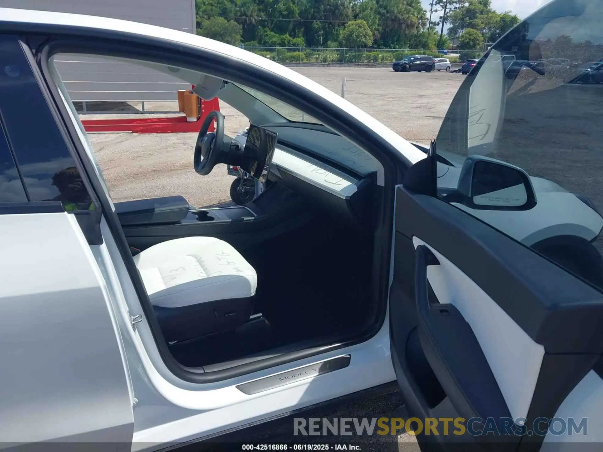 5 fotografías del automóvil dañado 7SAYGDEF5NF383111 TESLA MODEL Y 2022