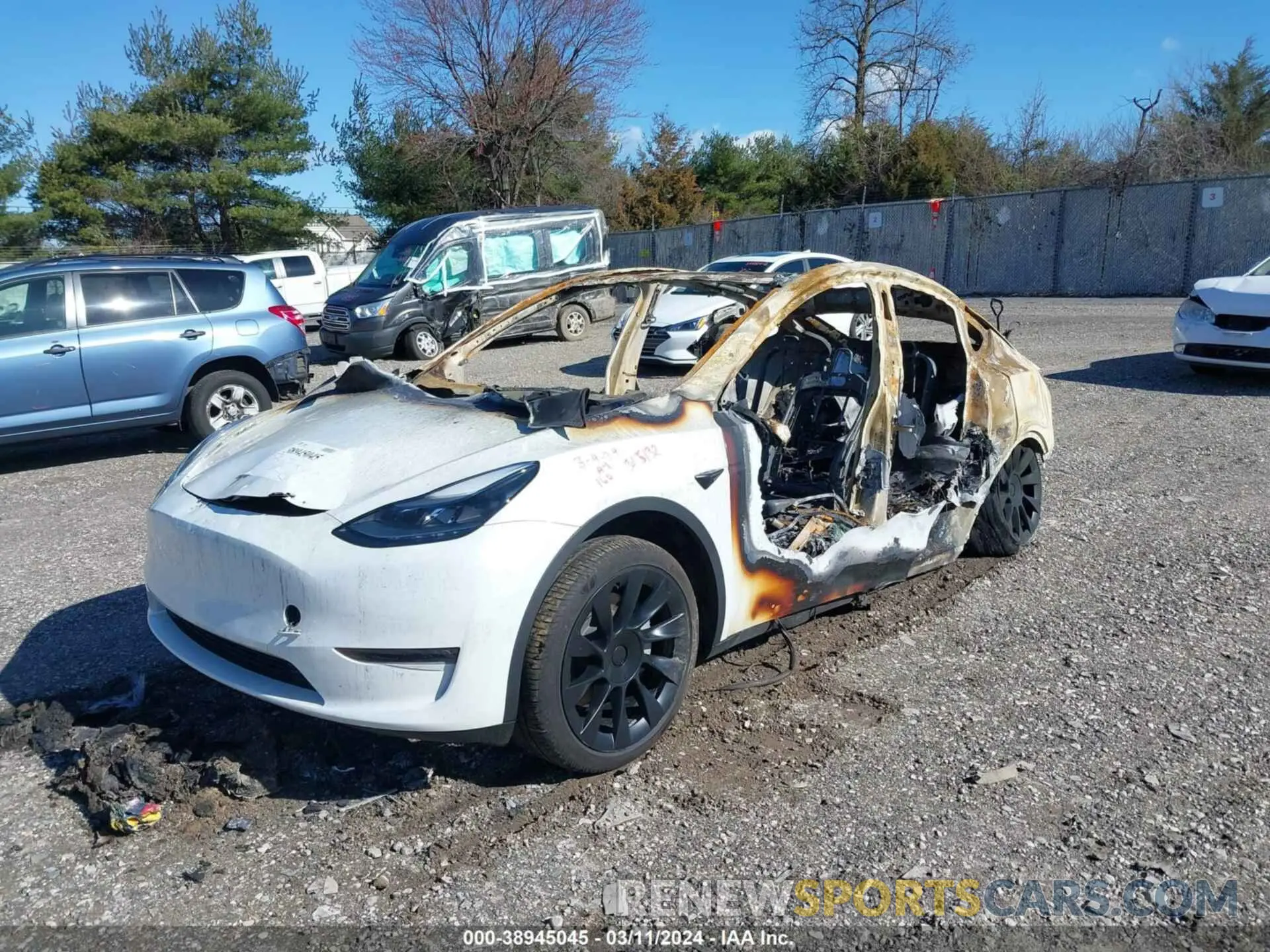 6 fotografías del automóvil dañado 7SAYGAEE0PF591258 TESLA MODEL Y 2023