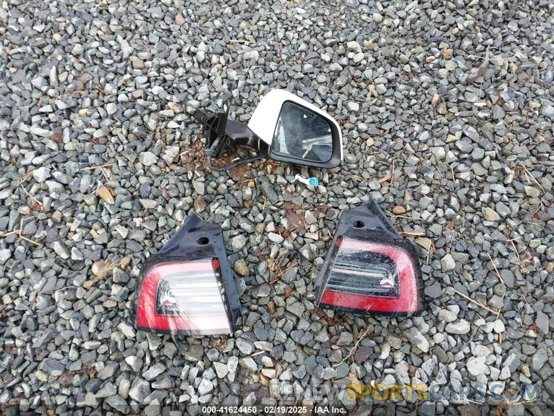 11 fotografías del automóvil dañado 7SAYGAEE0PF624730 TESLA MODEL Y 2023