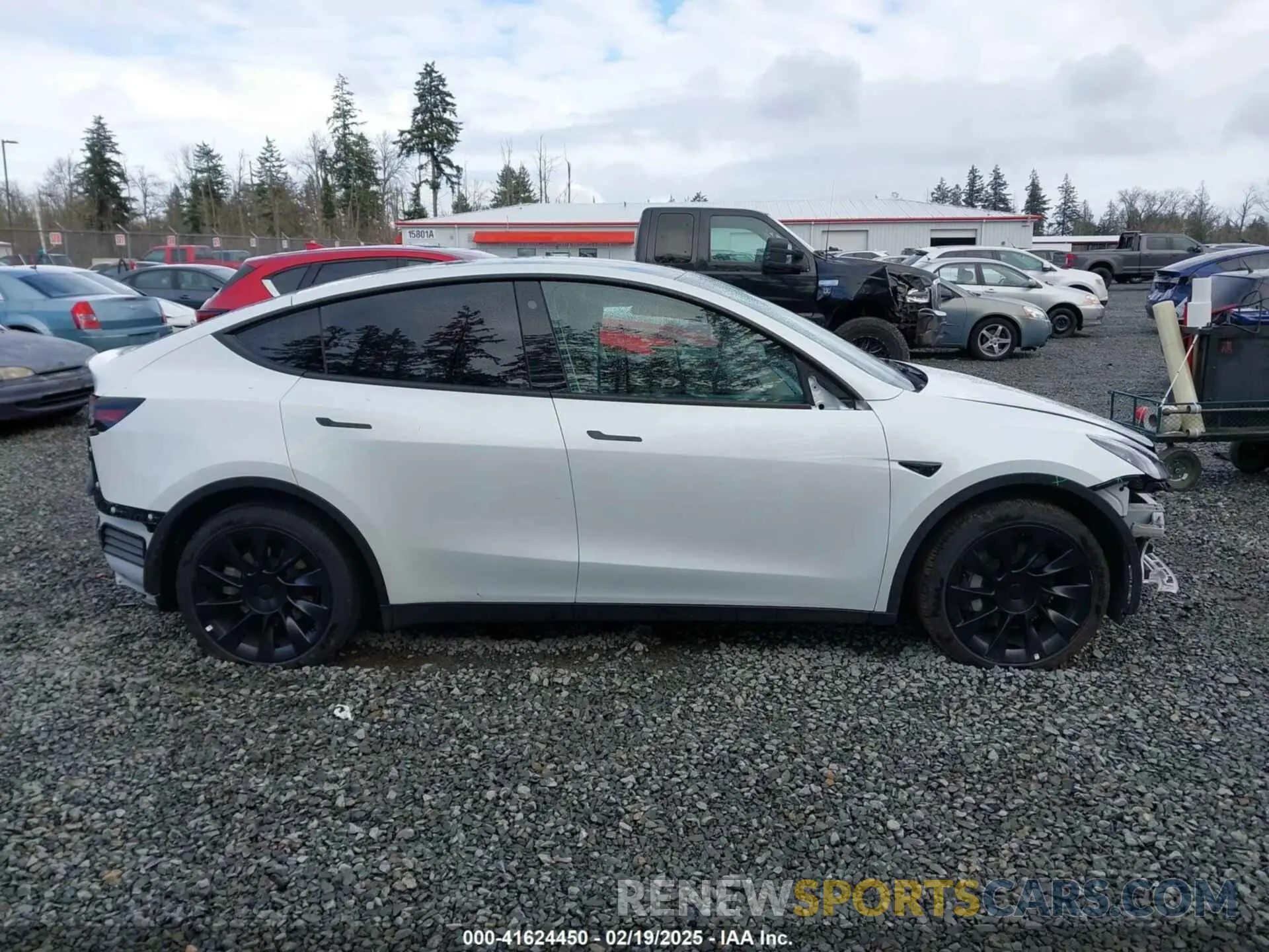 13 fotografías del automóvil dañado 7SAYGAEE0PF624730 TESLA MODEL Y 2023