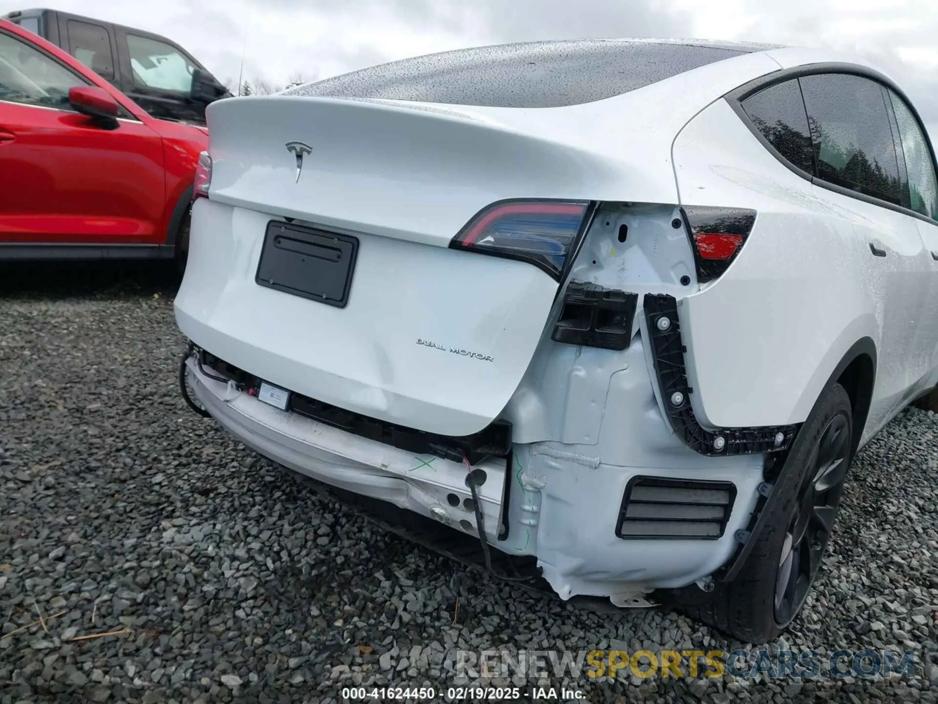 6 fotografías del automóvil dañado 7SAYGAEE0PF624730 TESLA MODEL Y 2023