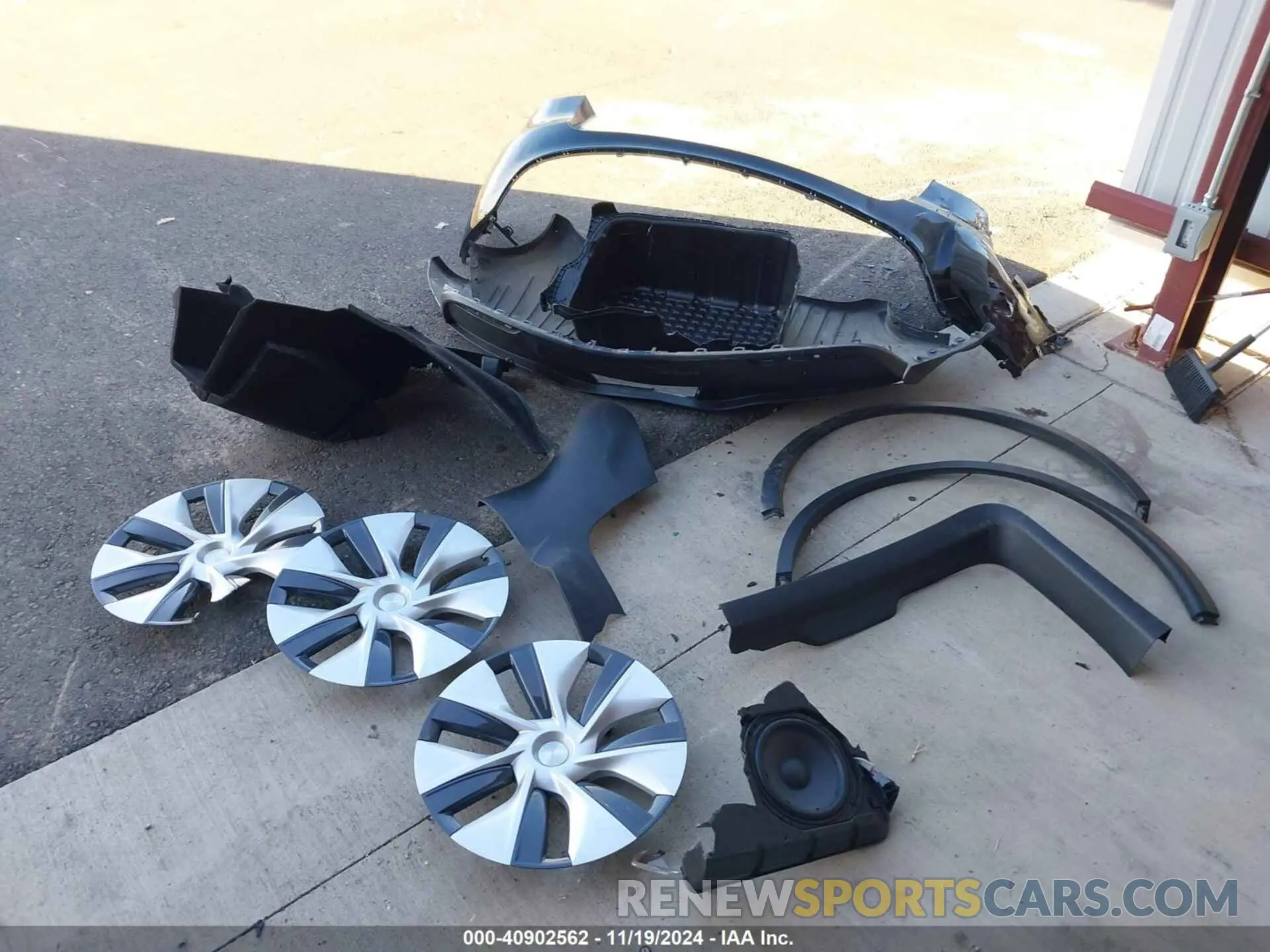11 fotografías del automóvil dañado 7SAYGAEE0PF741157 TESLA MODEL Y 2023