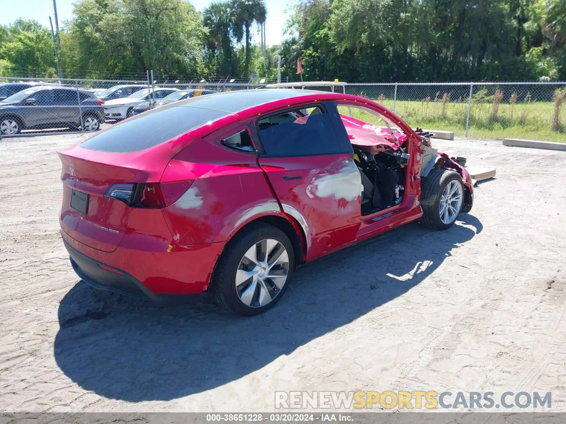 4 fotografías del automóvil dañado 7SAYGAEE0PF804581 TESLA MODEL Y 2023