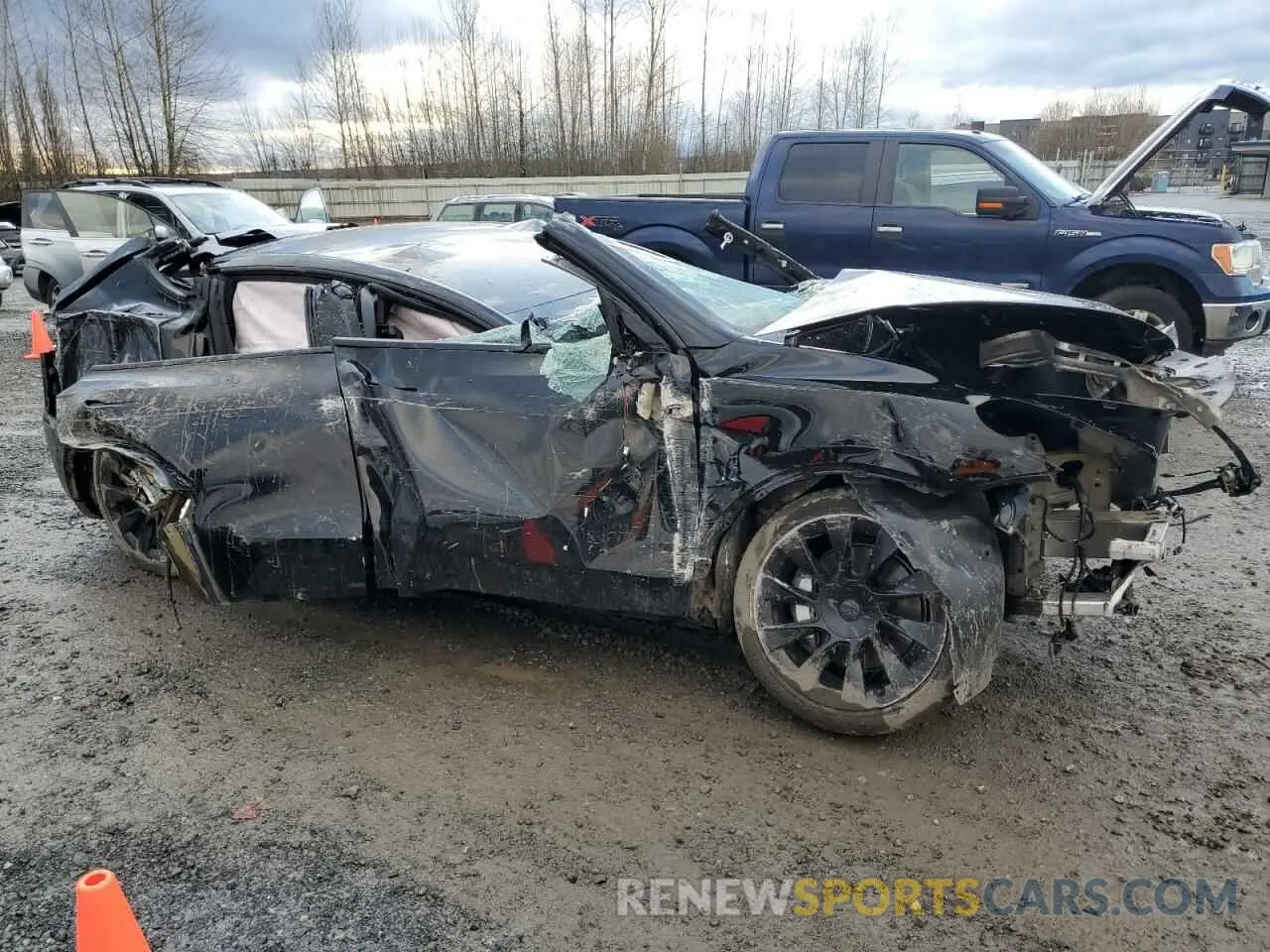 4 fotografías del automóvil dañado 7SAYGAEE0PF832185 TESLA MODEL Y 2023